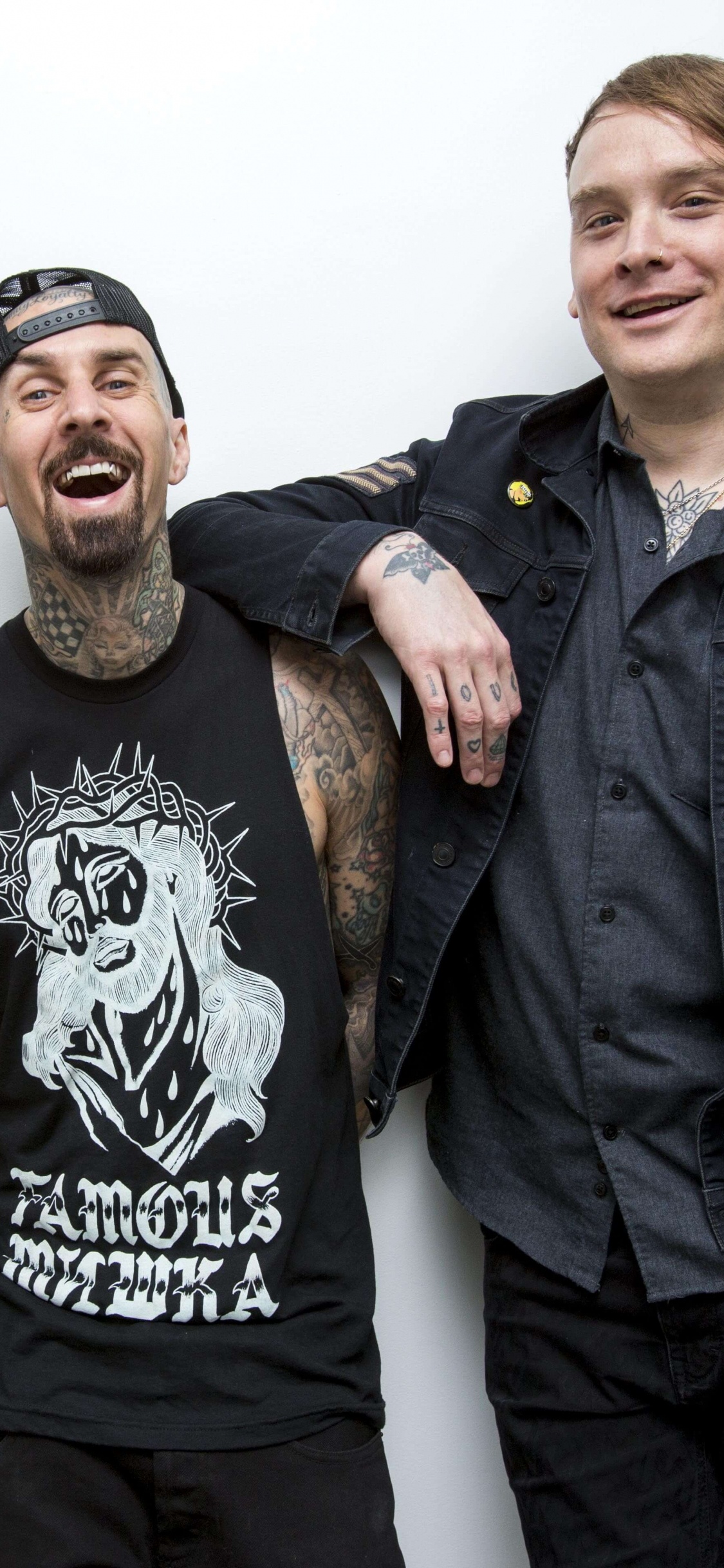 Matt Skiba, Travis Barker, Blink-182, Clin, Californie. Wallpaper in 1125x2436 Resolution