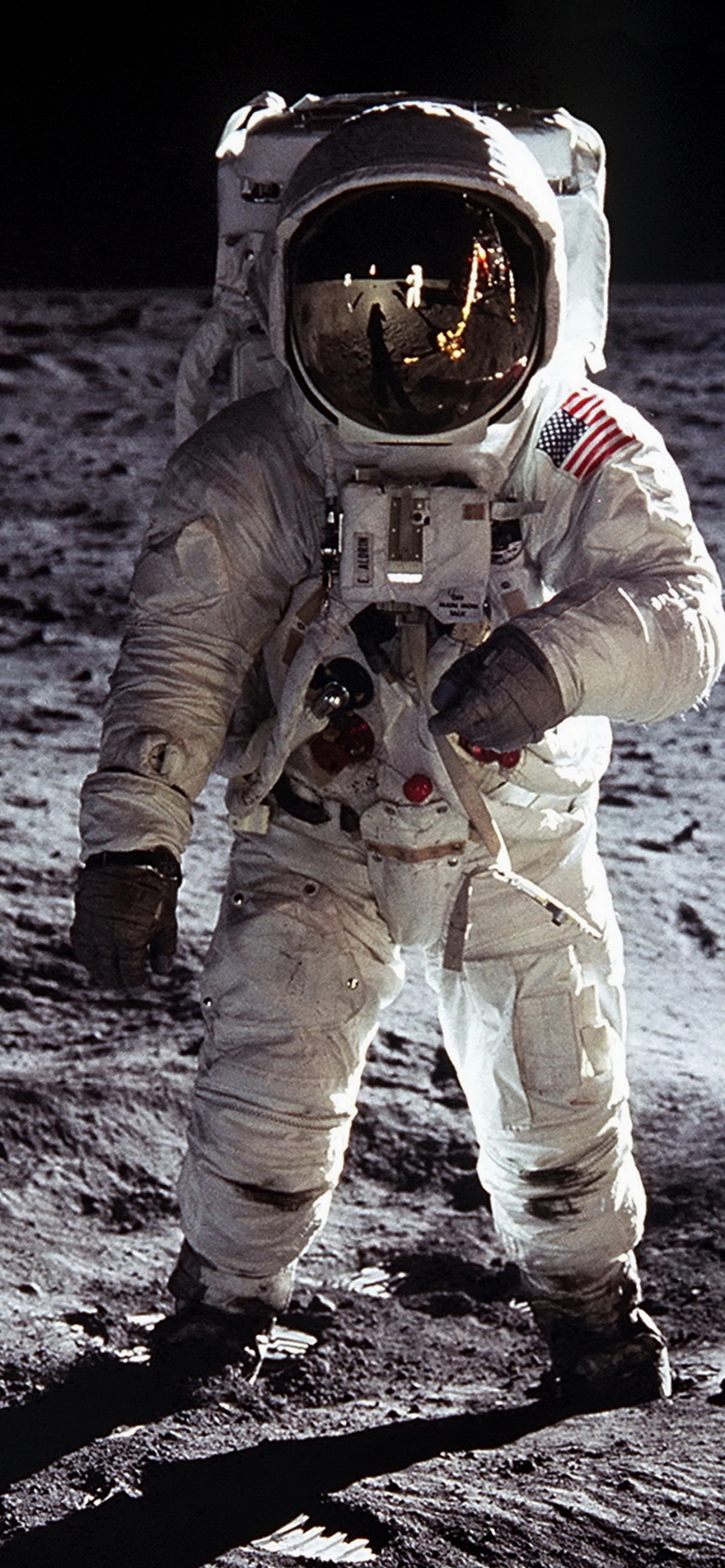 Astronauta en el Espacio Exterior Durante el Día.. Wallpaper in 1242x2688 Resolution