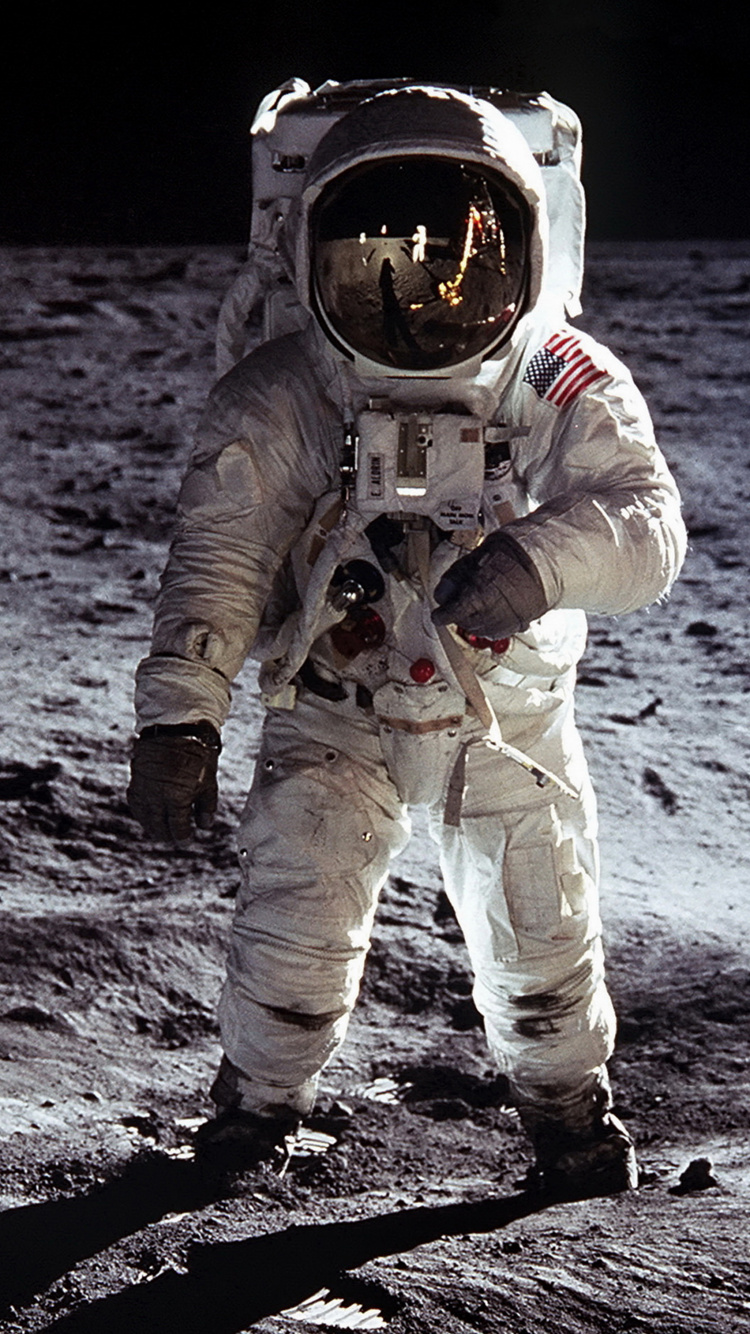 Astronauta en el Espacio Exterior Durante el Día.. Wallpaper in 750x1334 Resolution