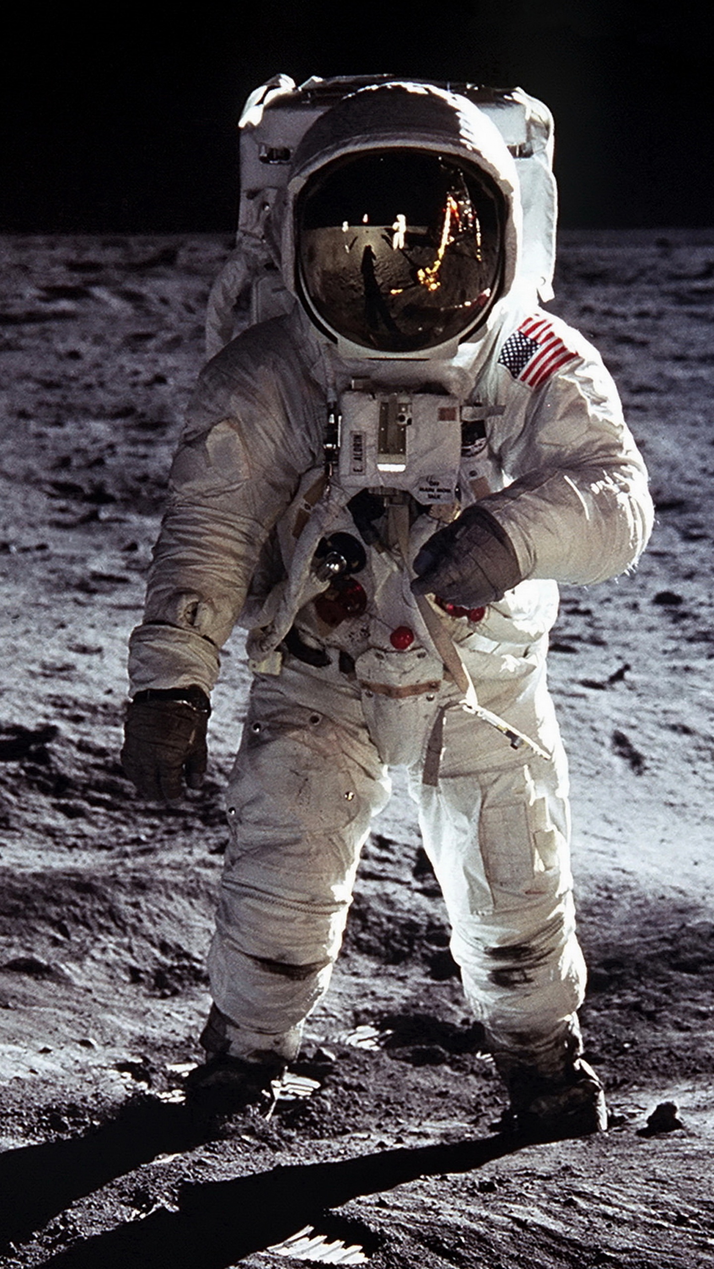 Astronaut in Outer Space During Daytime. Wallpaper in 1440x2560 Resolution