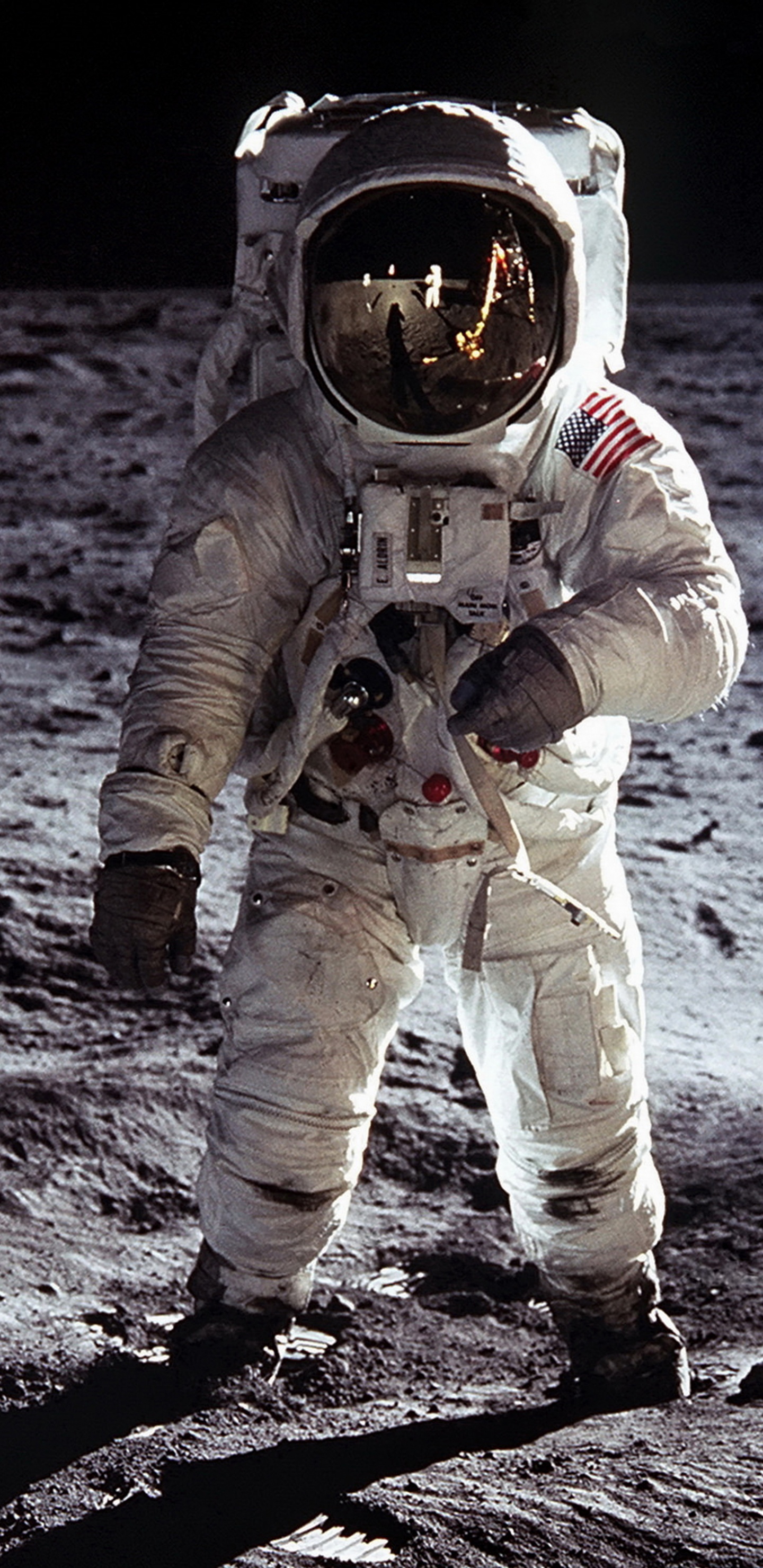 Astronaut im Weltraum Tagsüber. Wallpaper in 1440x2960 Resolution