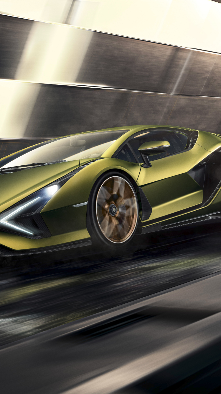 Gelber Lamborghini Aventador in Einem Tunnel. Wallpaper in 750x1334 Resolution