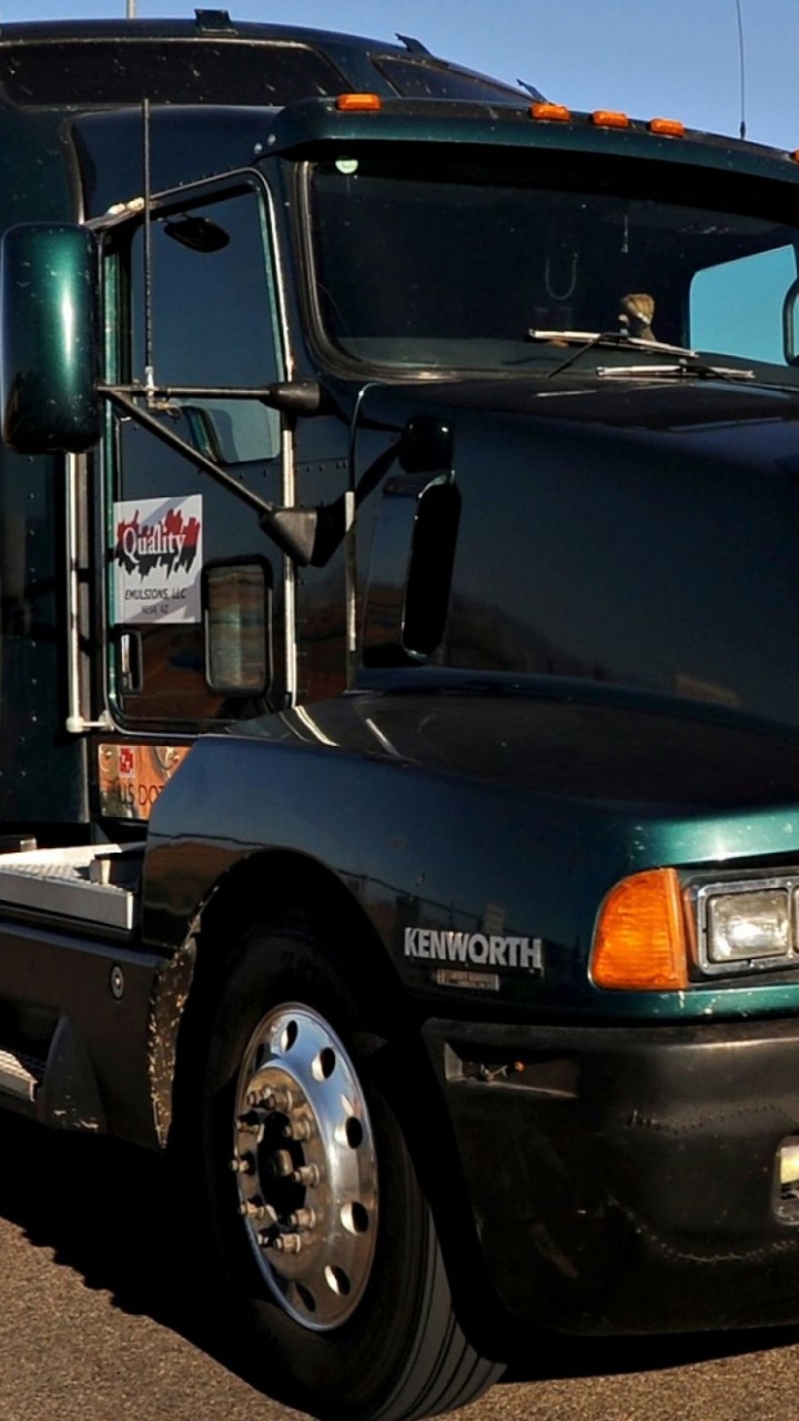 Blau-schwarzer LKW Tagsüber Unterwegs. Wallpaper in 720x1280 Resolution