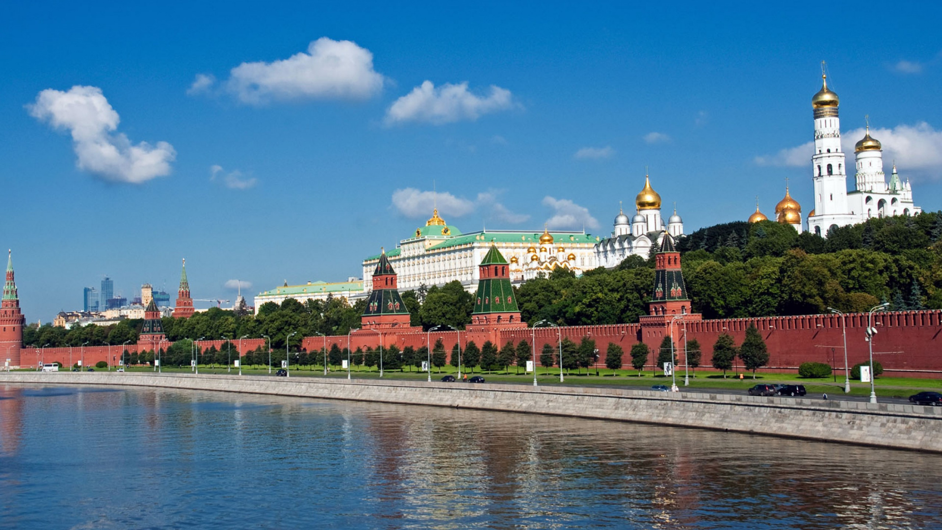 Grüne Bäume in Der Nähe Von Gewässern Unter Blauem Himmel Tagsüber. Wallpaper in 1920x1080 Resolution