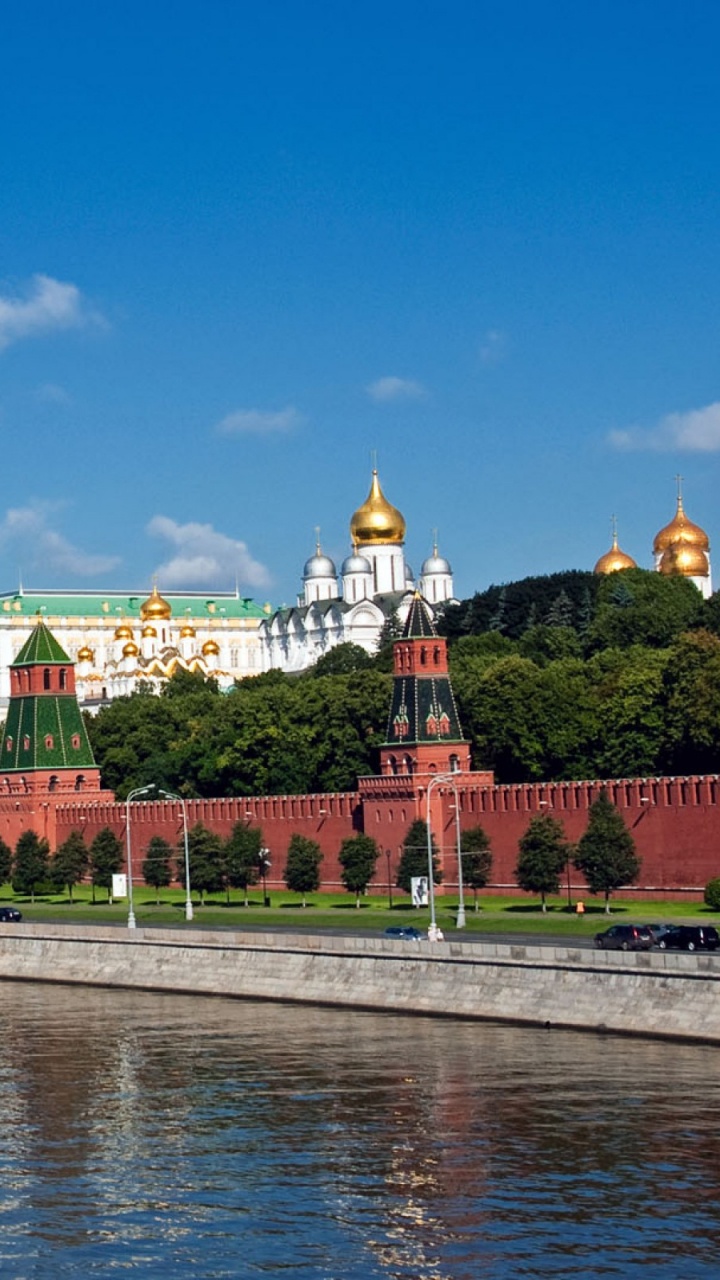 Grüne Bäume in Der Nähe Von Gewässern Unter Blauem Himmel Tagsüber. Wallpaper in 720x1280 Resolution