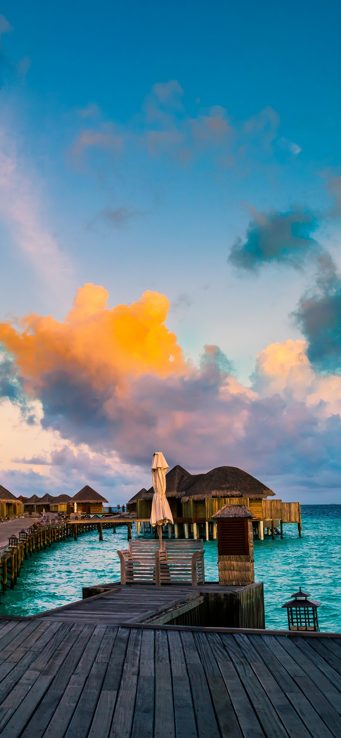 Braunes Holzdock am Meer Unter Blauem Himmel Tagsüber. Wallpaper in 1125x2436 Resolution