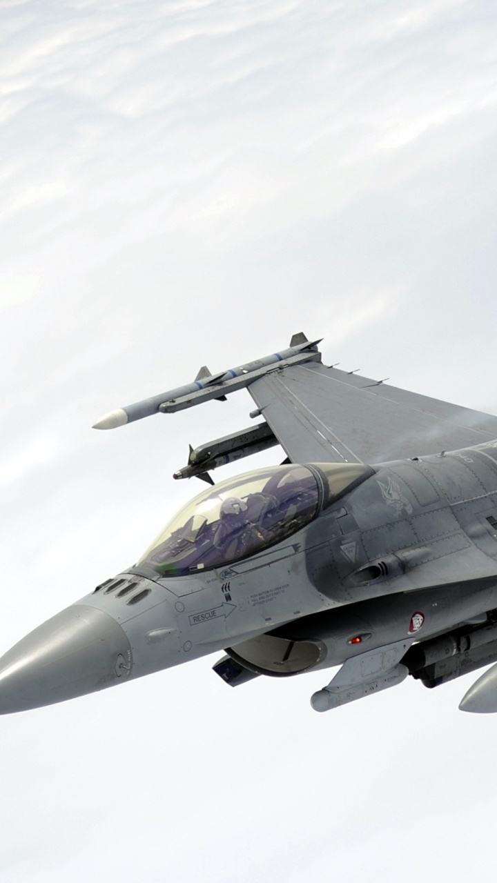 Avión de Combate Gris en el Aire. Wallpaper in 720x1280 Resolution