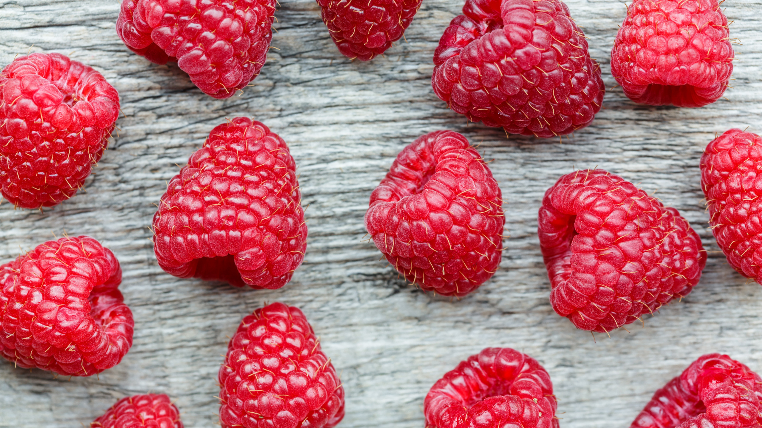 Rote Herzförmige Bonbons Auf Weißem Textil. Wallpaper in 2560x1440 Resolution