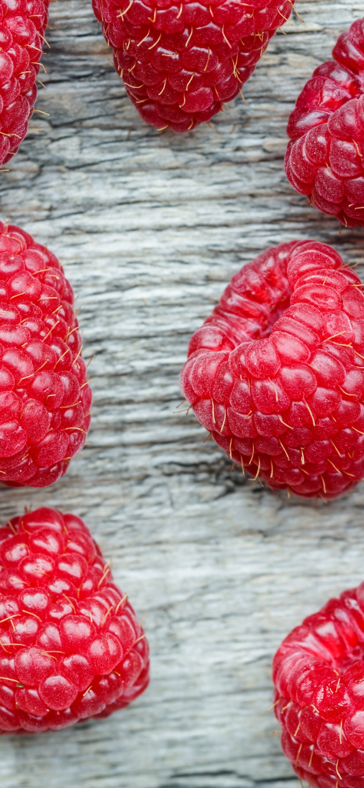 Bonbons en Forme de Coeur Rouge Sur Textile Blanc. Wallpaper in 1242x2688 Resolution