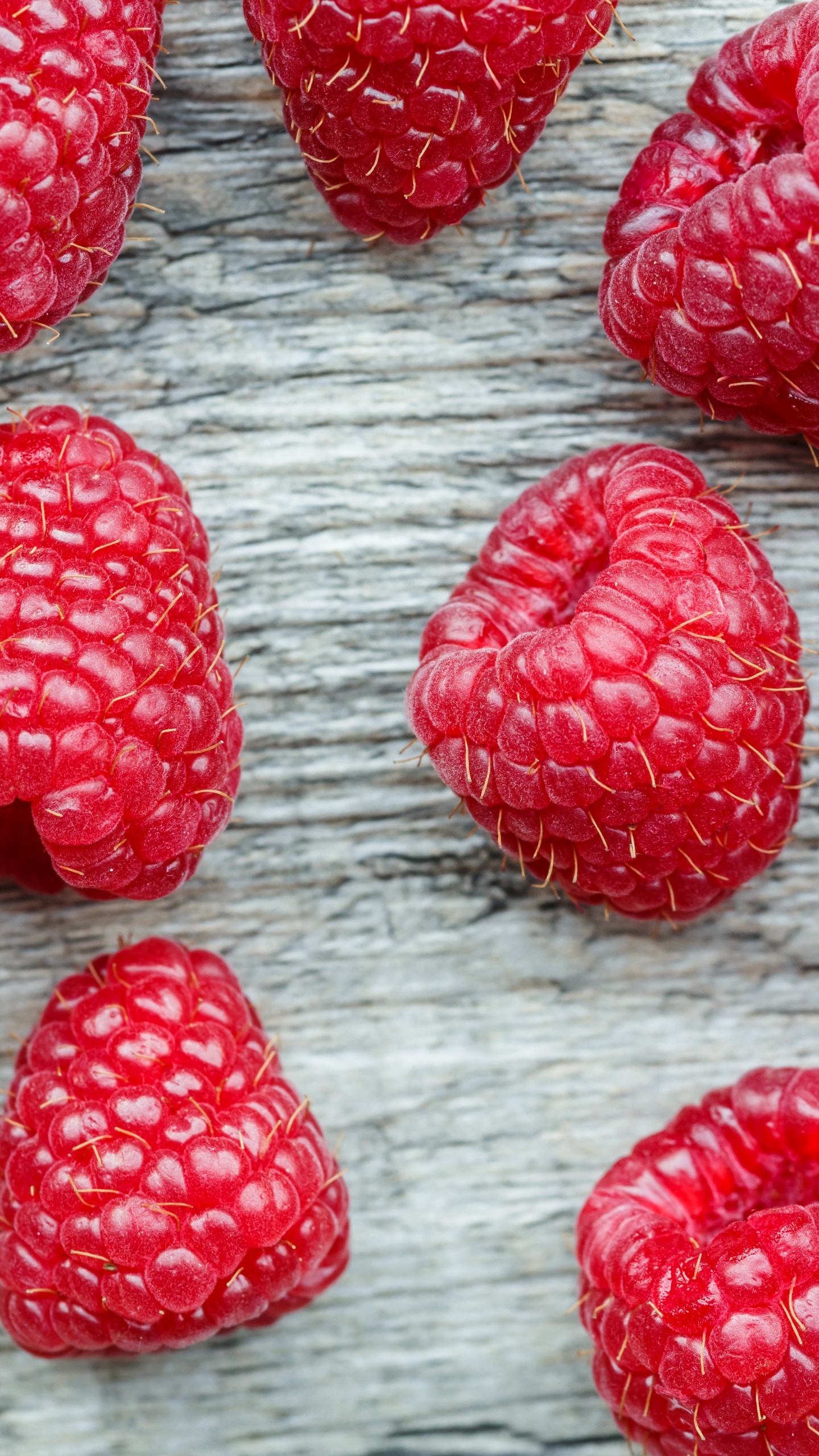 Bonbons en Forme de Coeur Rouge Sur Textile Blanc. Wallpaper in 1440x2560 Resolution