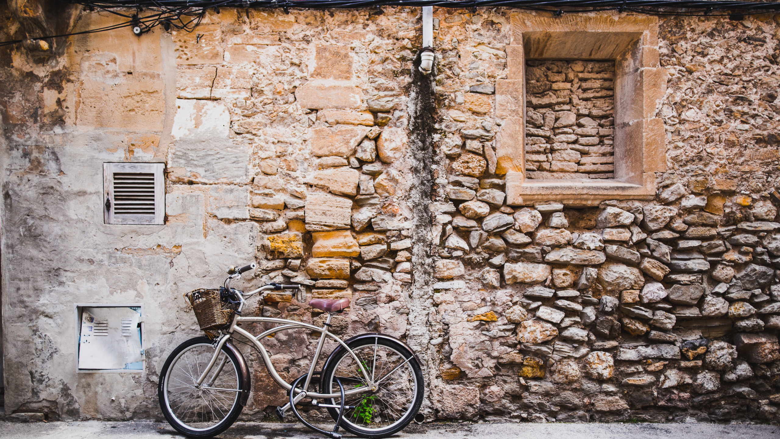 Bicicleta de Ciudad Negra Junto a la Pared de Ladrillo Marrón. Wallpaper in 2560x1440 Resolution