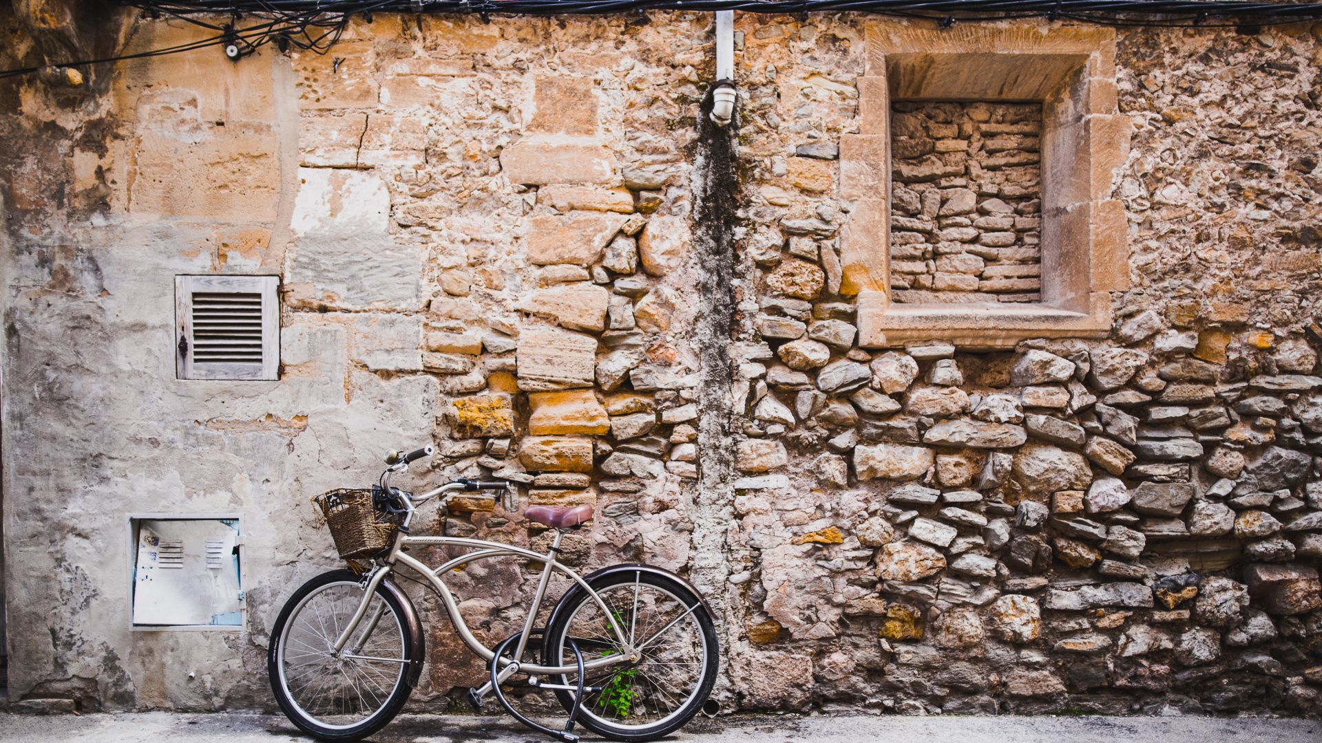 Black City Bike Beside Brown Brick Wall. Wallpaper in 1920x1080 Resolution