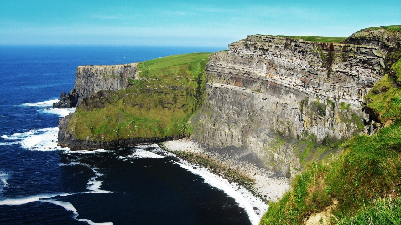 Gewässer Zwischen Berg Tagsüber. Wallpaper in 1280x720 Resolution