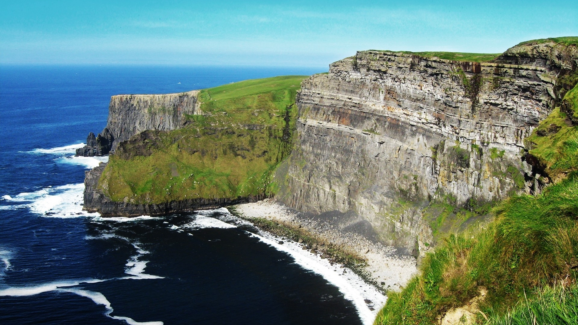 Plan D'eau Entre Montagne Pendant la Journée. Wallpaper in 1920x1080 Resolution