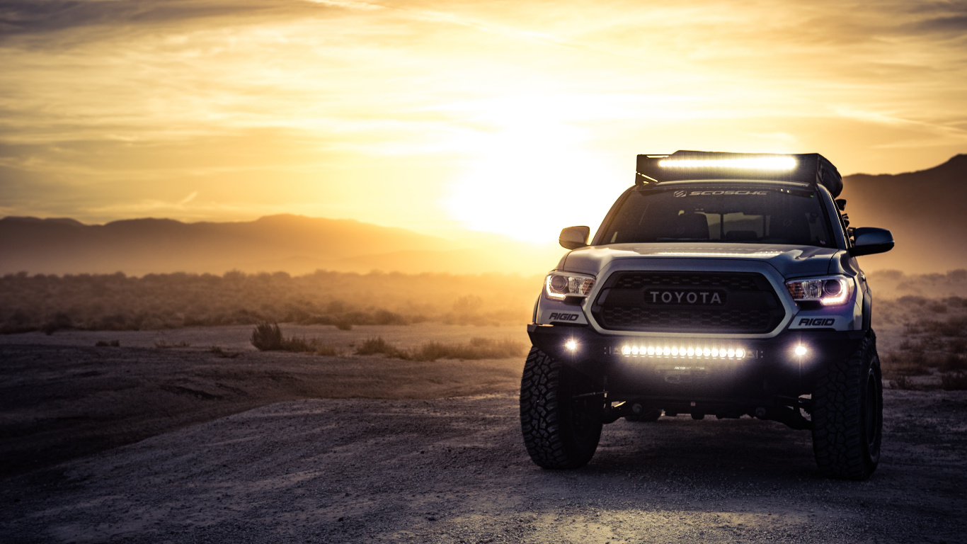 Suv Nissan Noir Sur le Sable Brun Pendant le Coucher du Soleil. Wallpaper in 1366x768 Resolution