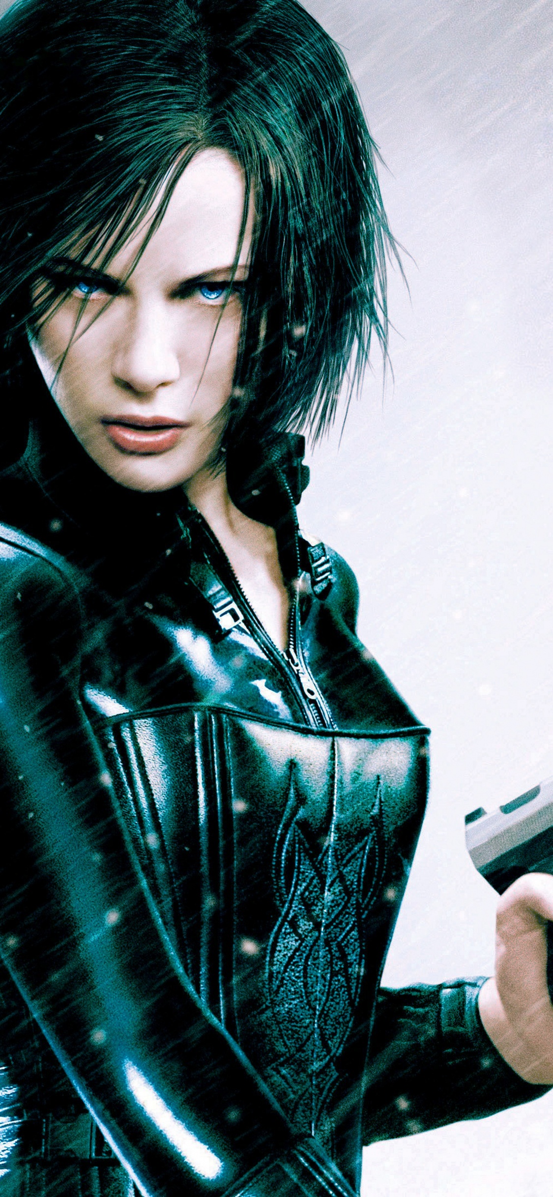 Frau in Schwarzer Lederjacke Mit Schwarzer Halbautomatischer Pistole. Wallpaper in 1125x2436 Resolution