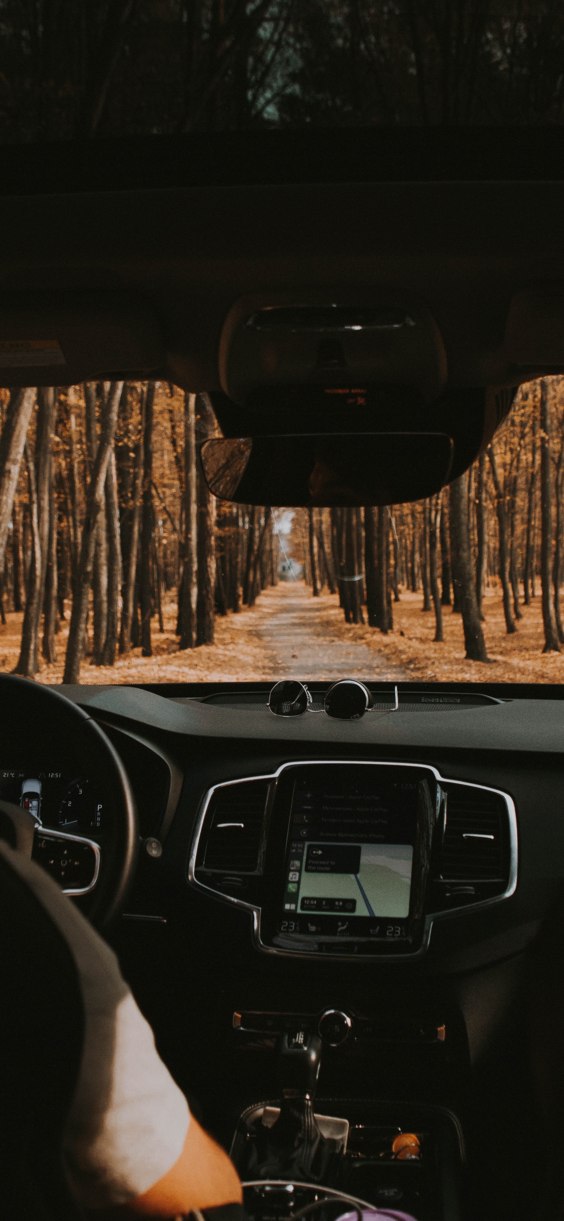 Volant de Voiture Noir Pendant la Journée. Wallpaper in 1125x2436 Resolution