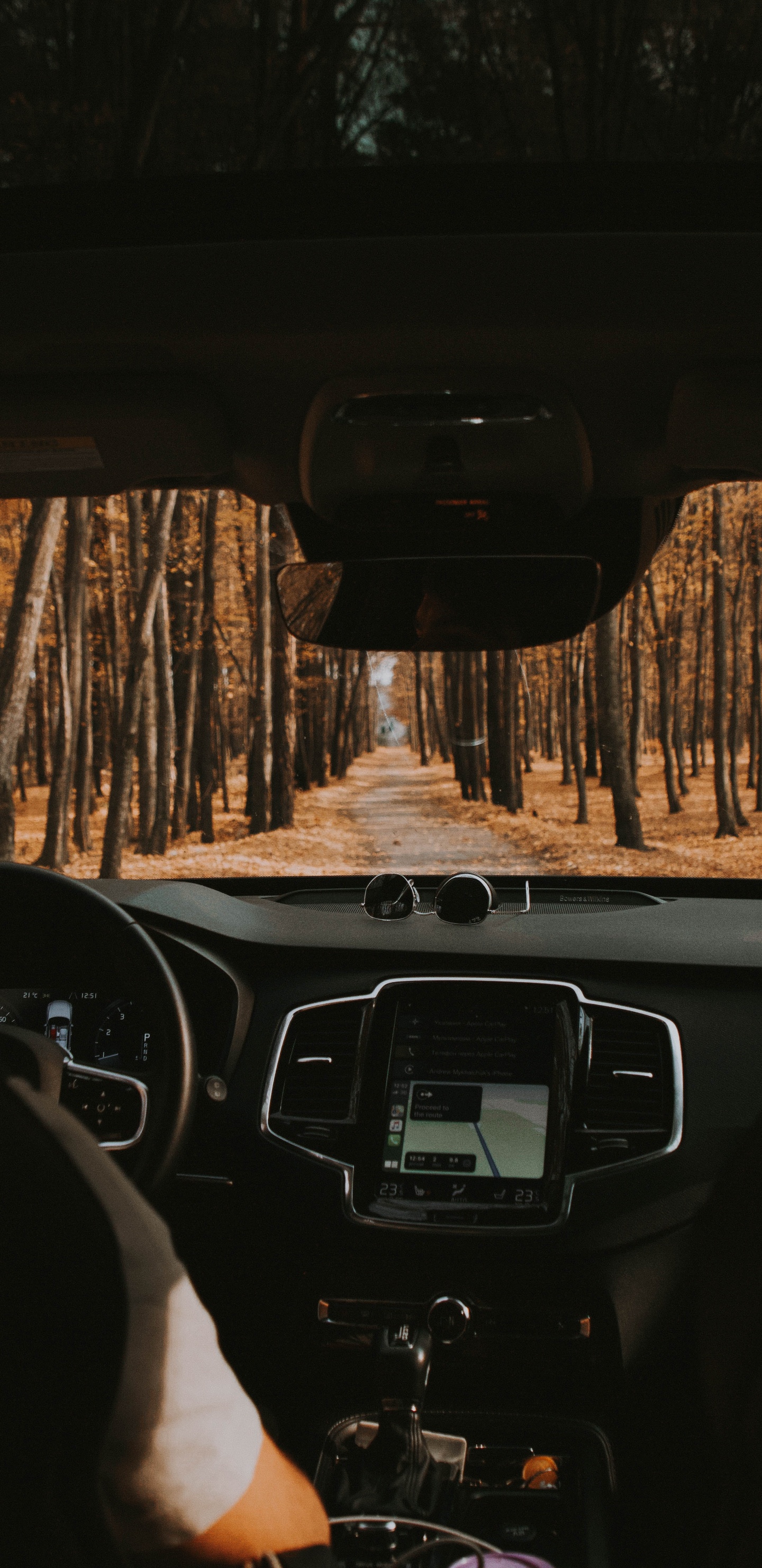 Volant de Voiture Noir Pendant la Journée. Wallpaper in 1440x2960 Resolution