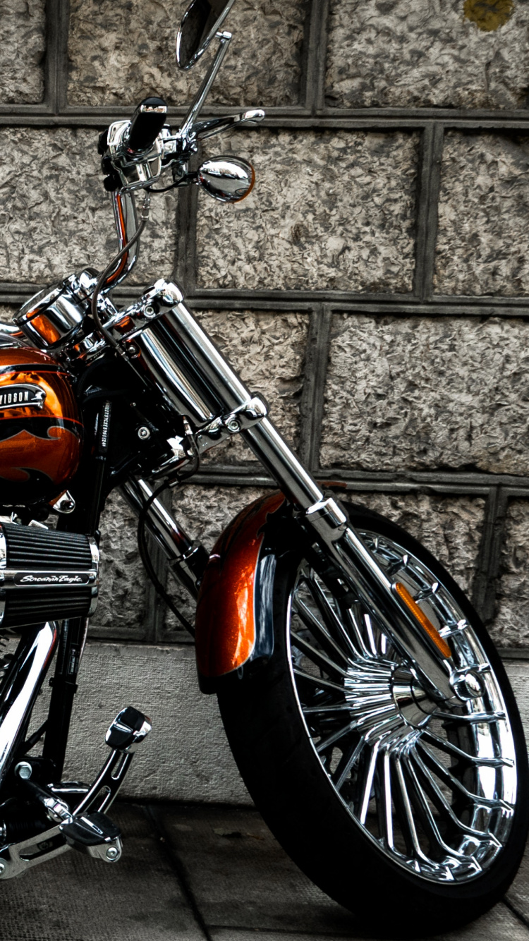 Orange-schwarzes Cruiser-Motorrad. Wallpaper in 750x1334 Resolution