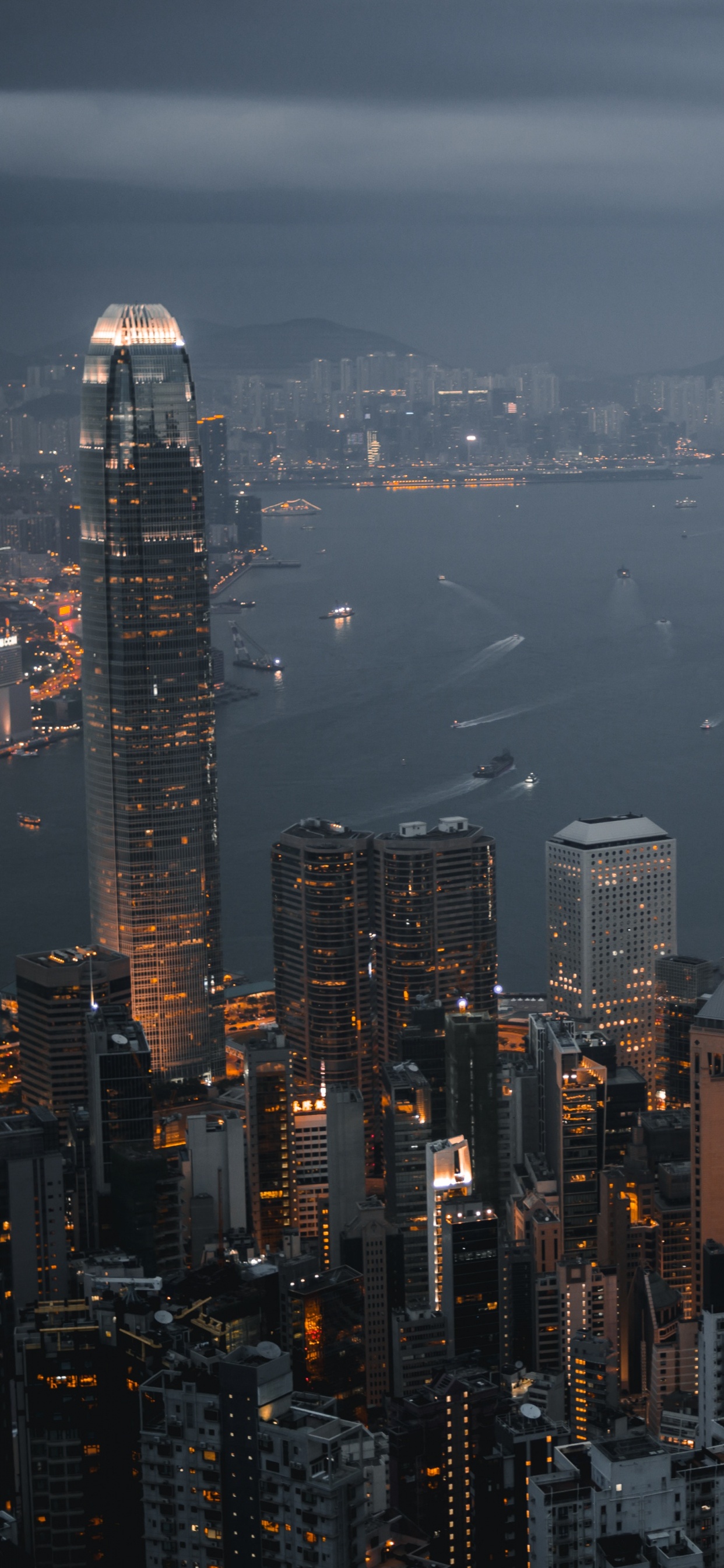 Vista Aérea de Los Edificios de la Ciudad Durante la Noche.. Wallpaper in 1242x2688 Resolution