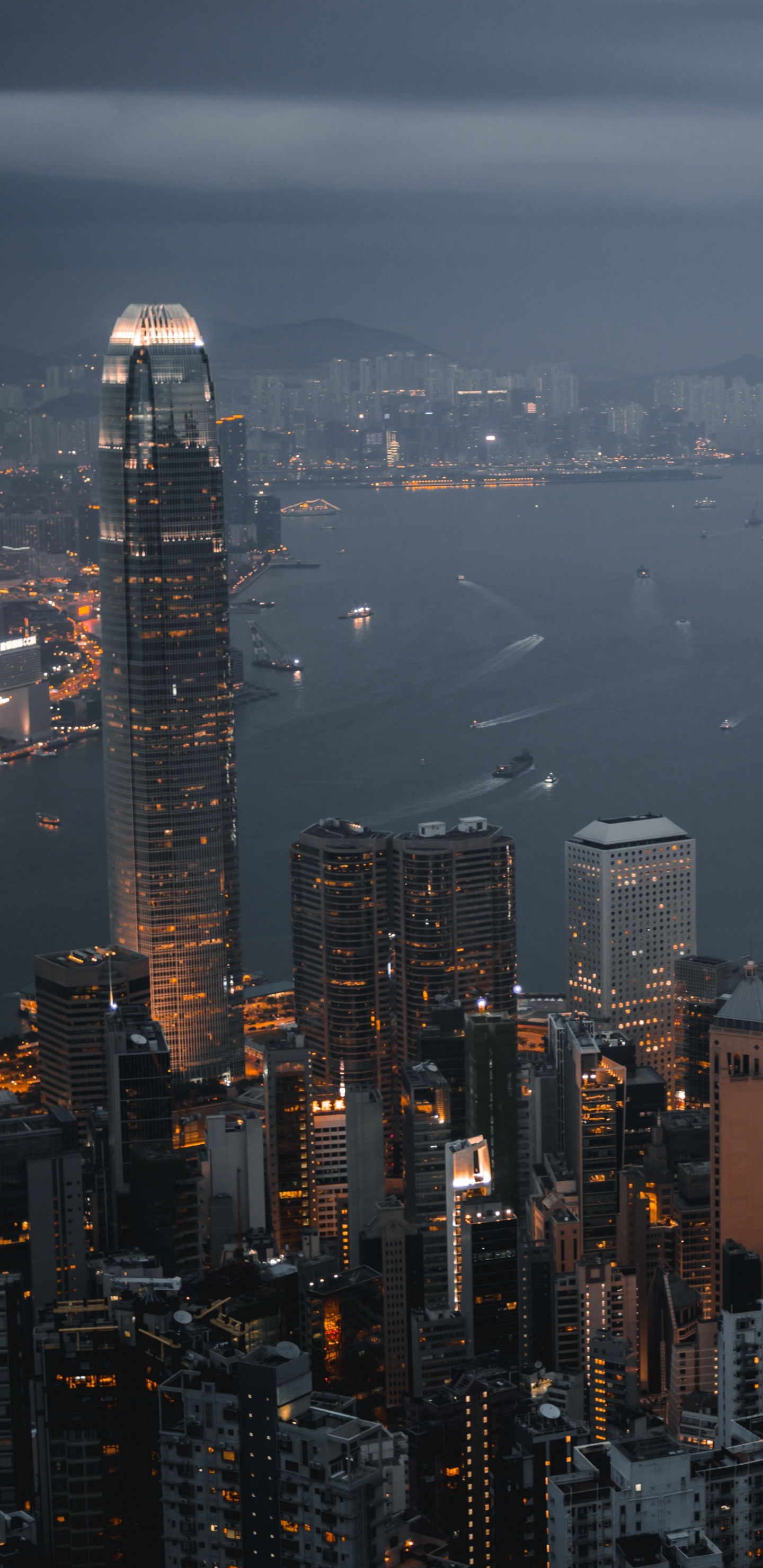 Vista Aérea de Los Edificios de la Ciudad Durante la Noche.. Wallpaper in 1440x2960 Resolution