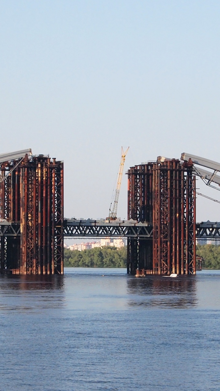 Tagsüber Braune Brücke Über Dem Gewässer. Wallpaper in 720x1280 Resolution
