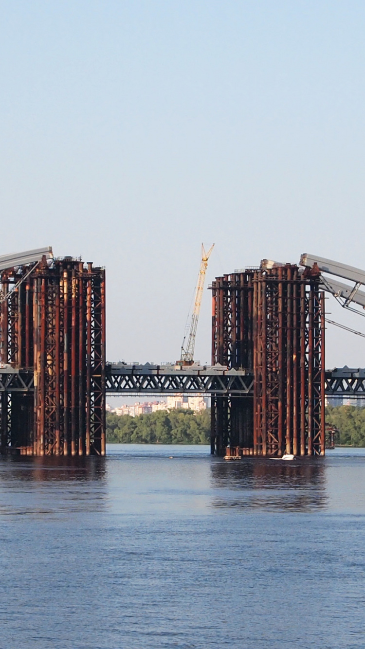 Puente Marrón Sobre el Cuerpo de Agua Durante el Día. Wallpaper in 750x1334 Resolution
