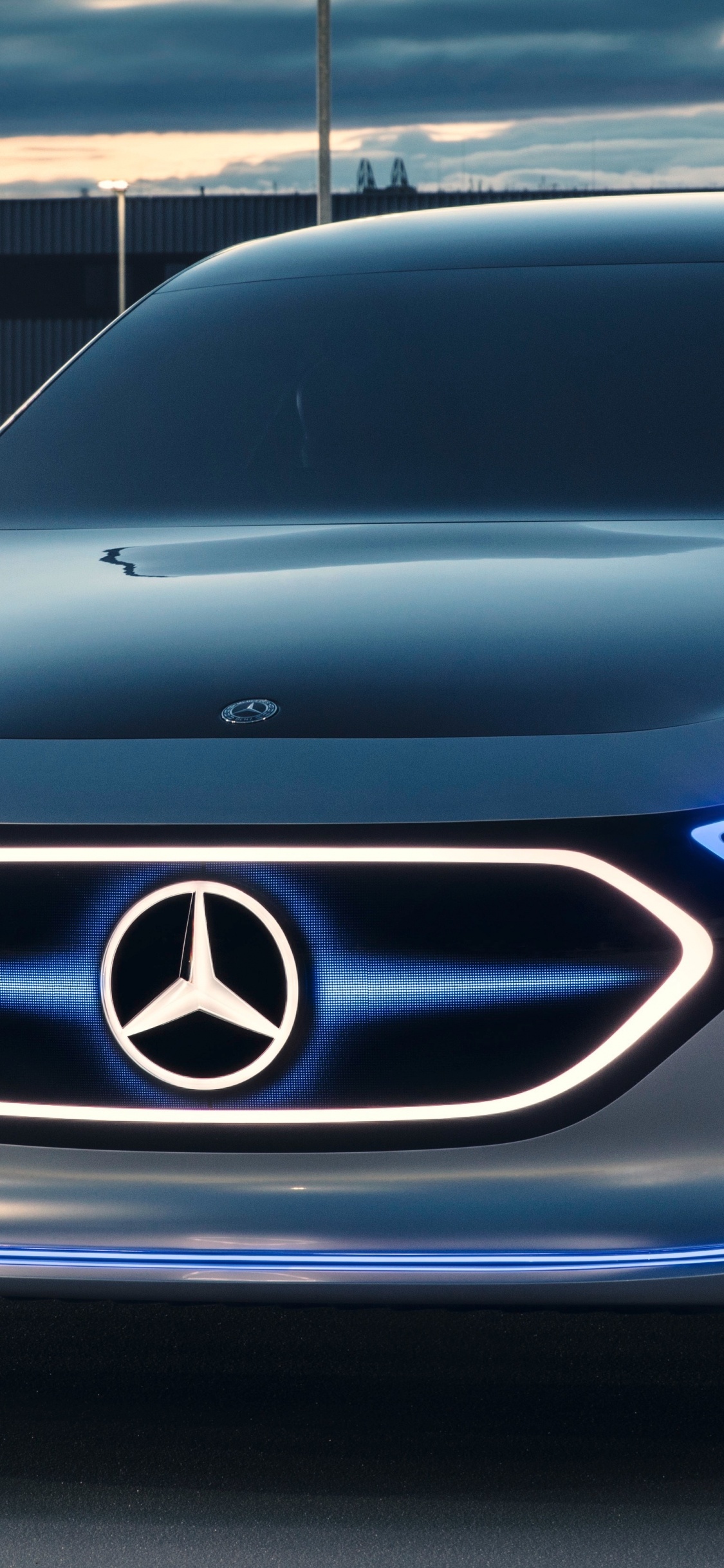 Graues Mercedes Benz Auto Unterwegs On. Wallpaper in 1125x2436 Resolution