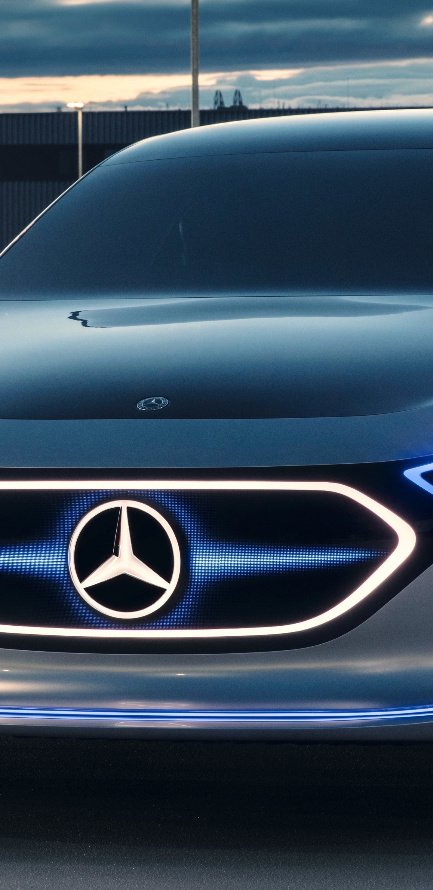 Graues Mercedes Benz Auto Unterwegs On. Wallpaper in 1440x2960 Resolution