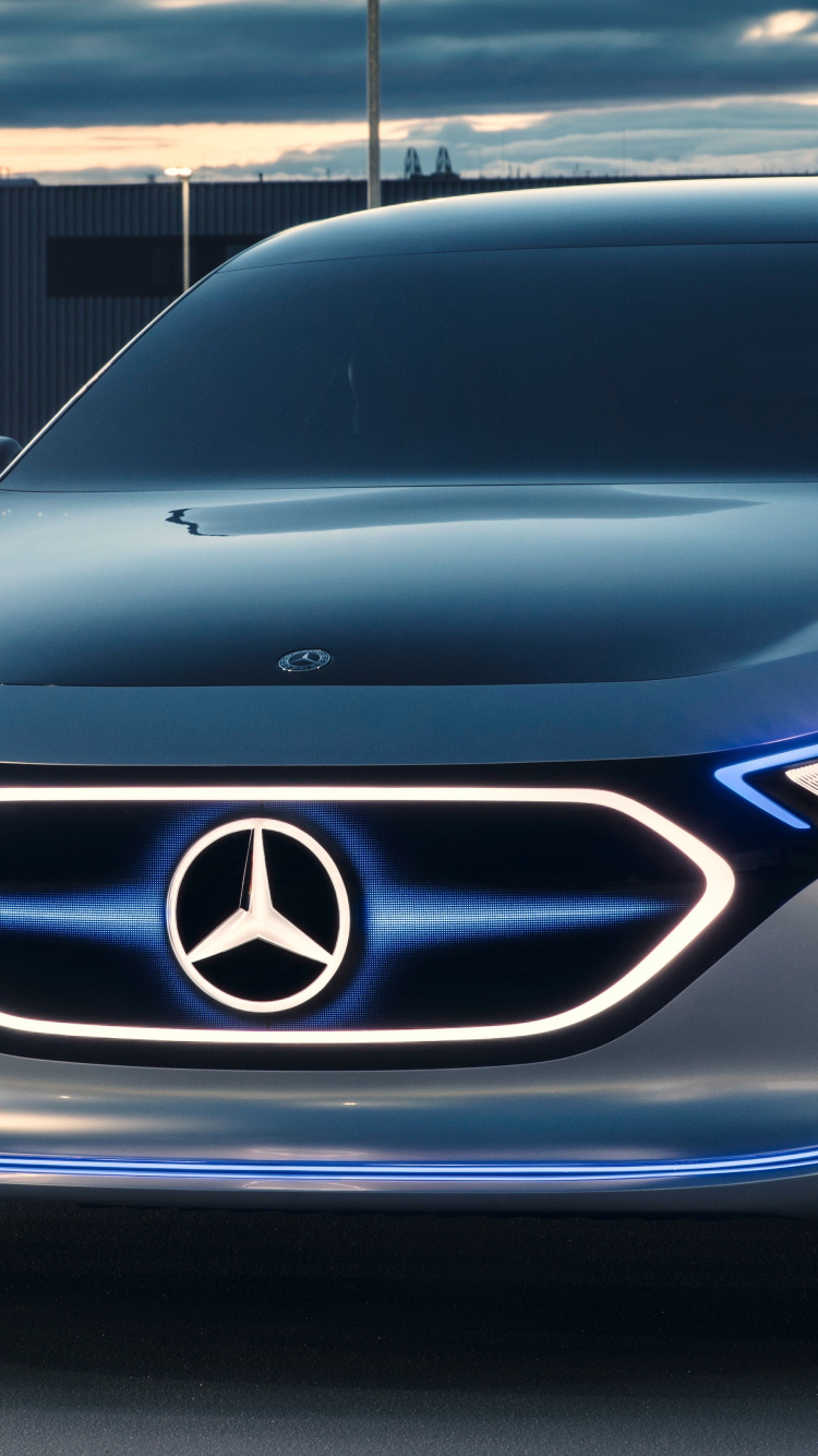 Graues Mercedes Benz Auto Unterwegs On. Wallpaper in 750x1334 Resolution