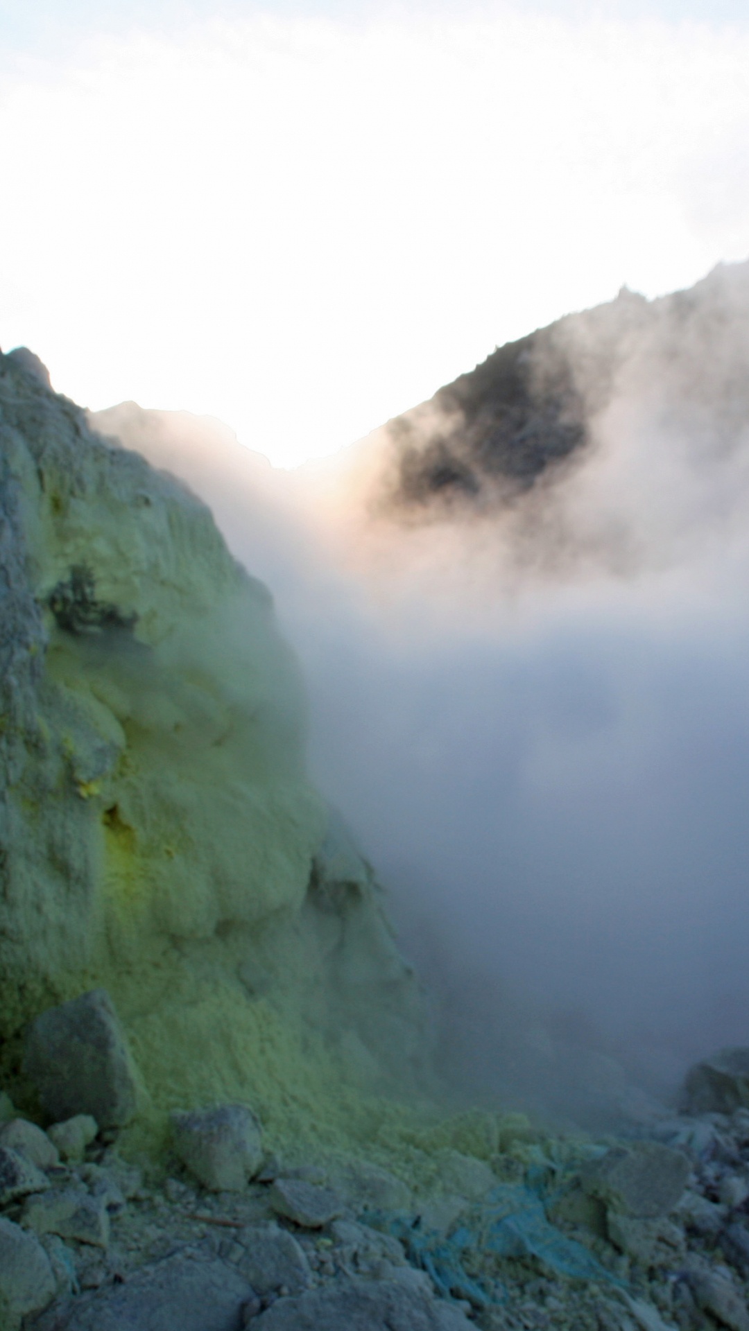 Montaña Rocosa Gris Con Niebla. Wallpaper in 1080x1920 Resolution