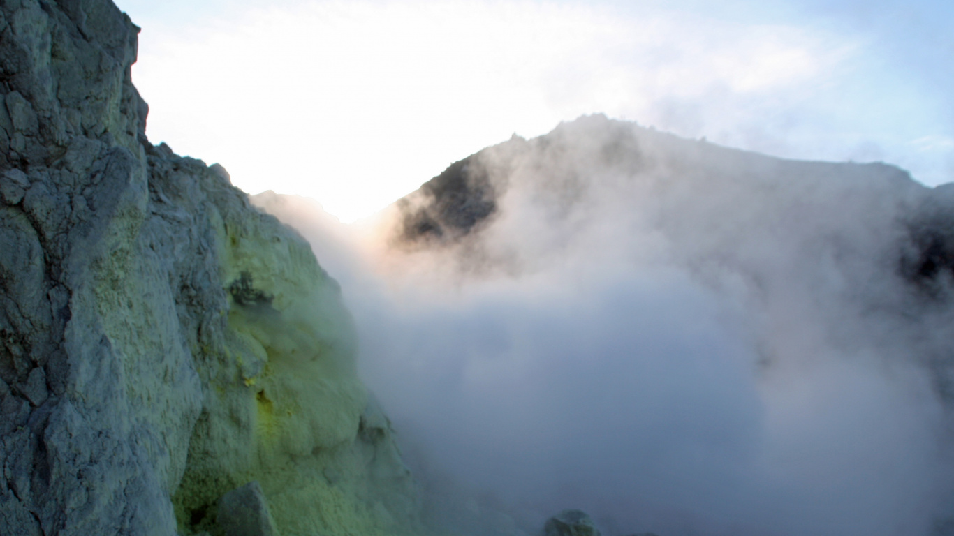 Montagne Rocheuse Grise Avec Brouillard. Wallpaper in 1366x768 Resolution