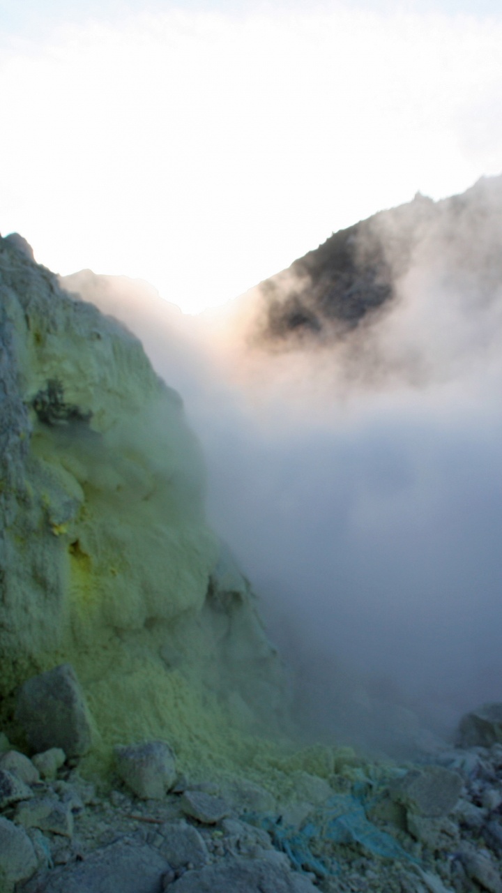 Montagne Rocheuse Grise Avec Brouillard. Wallpaper in 720x1280 Resolution
