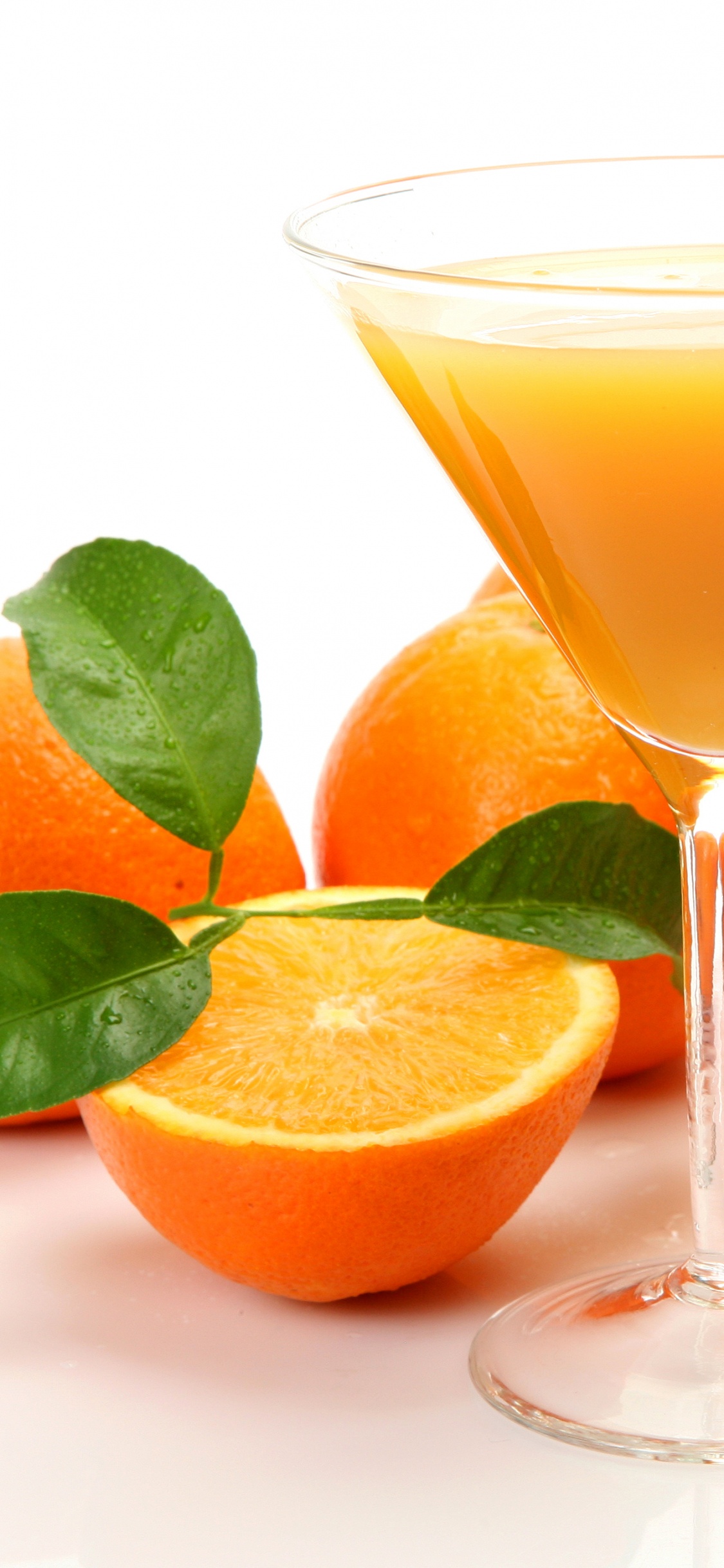 Jus D'orange Dans un Verre Transparent. Wallpaper in 1125x2436 Resolution