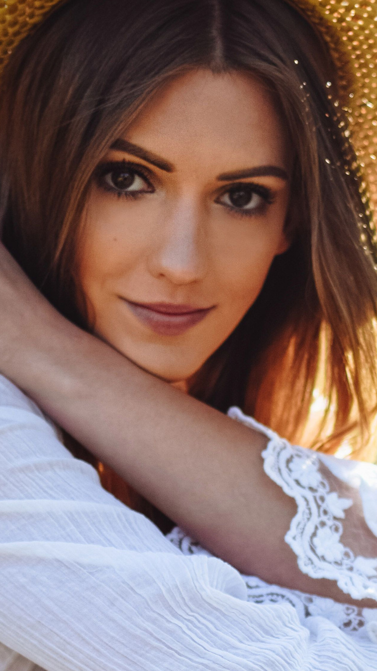 Beauté, Hat, Les Gens Dans la Nature, Vêtement, Peau. Wallpaper in 750x1334 Resolution