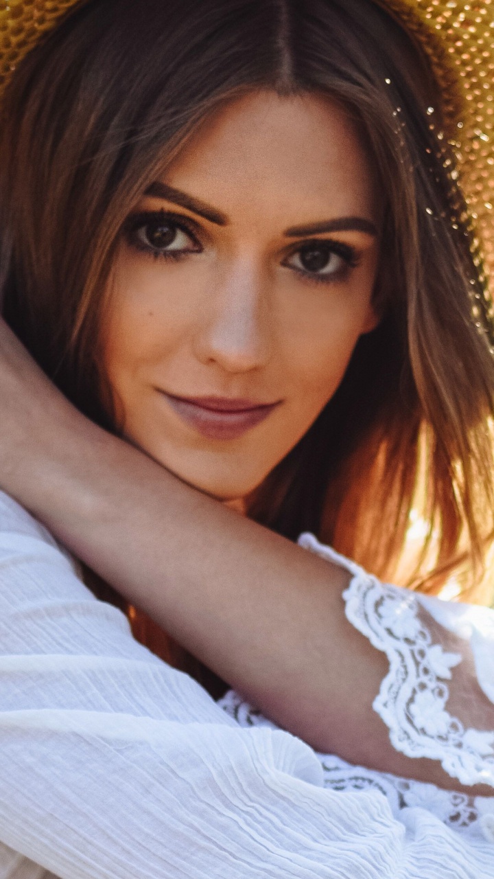 Schönheit, Hut, Menschen in Der Natur, Kleidung, Haut. Wallpaper in 720x1280 Resolution