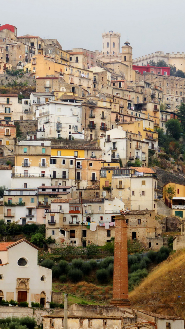 Casas de Hormigón Blanco y Marrón en la Colina. Wallpaper in 750x1334 Resolution