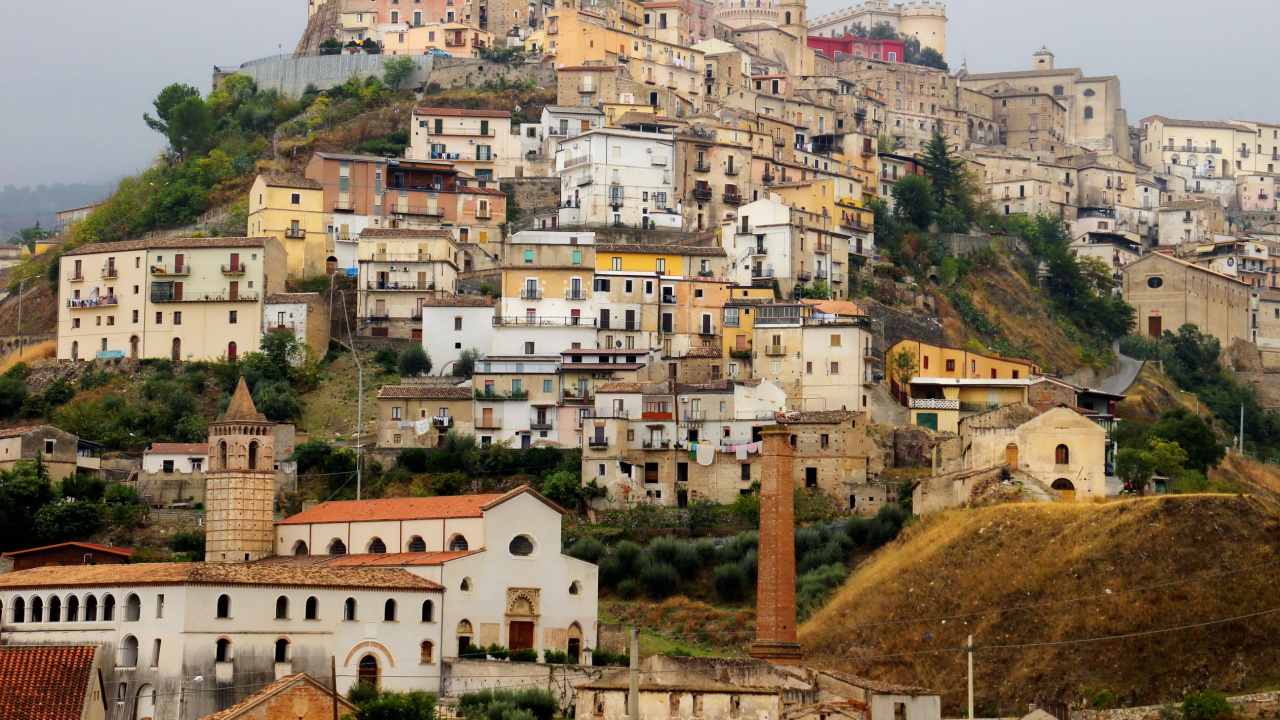 White and Brown Concrete Houses on Hill. Wallpaper in 1280x720 Resolution