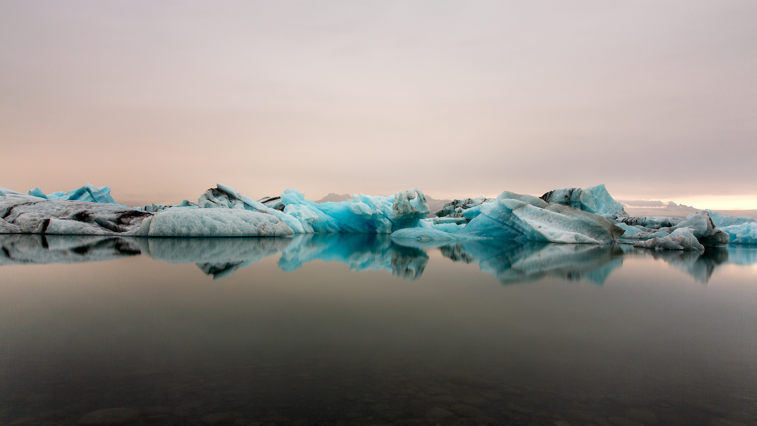 Fumée Blanche et Rose Sur Des Nuages Blancs. Wallpaper in 2560x1440 Resolution
