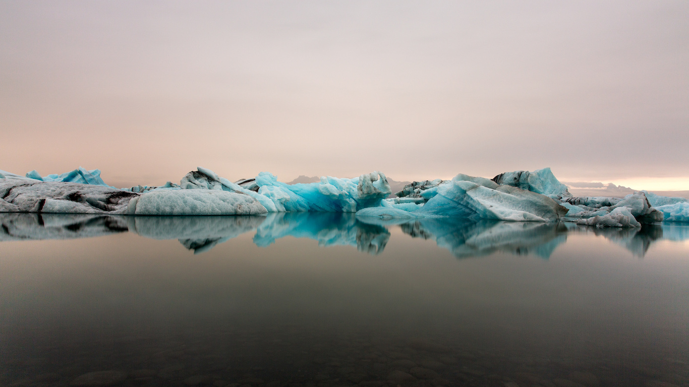 Weißer Und Rosa Rauch Auf Weißen Wolken. Wallpaper in 1366x768 Resolution