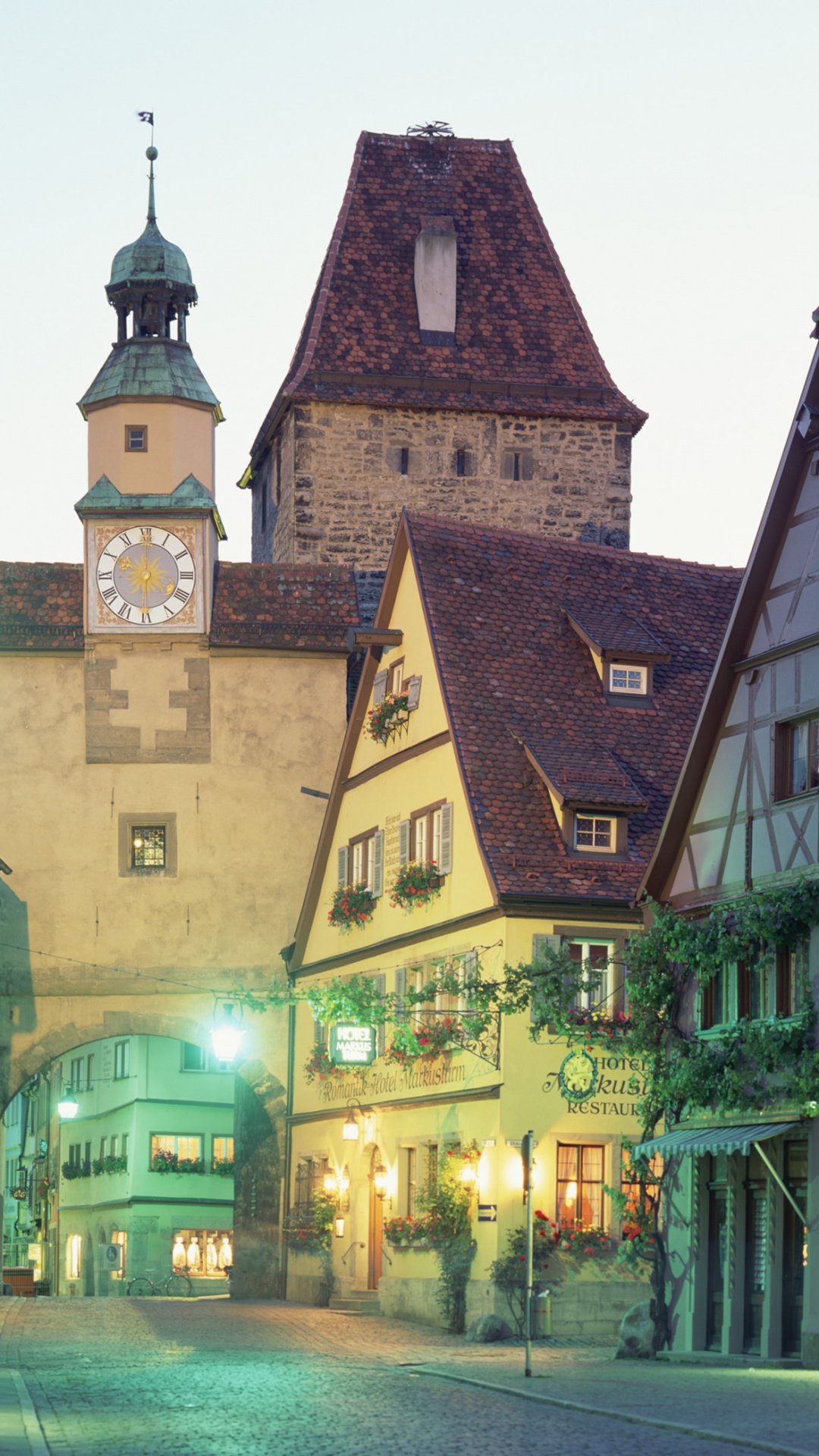 Braunes Und Schwarzes Betongebäude Tagsüber. Wallpaper in 1080x1920 Resolution