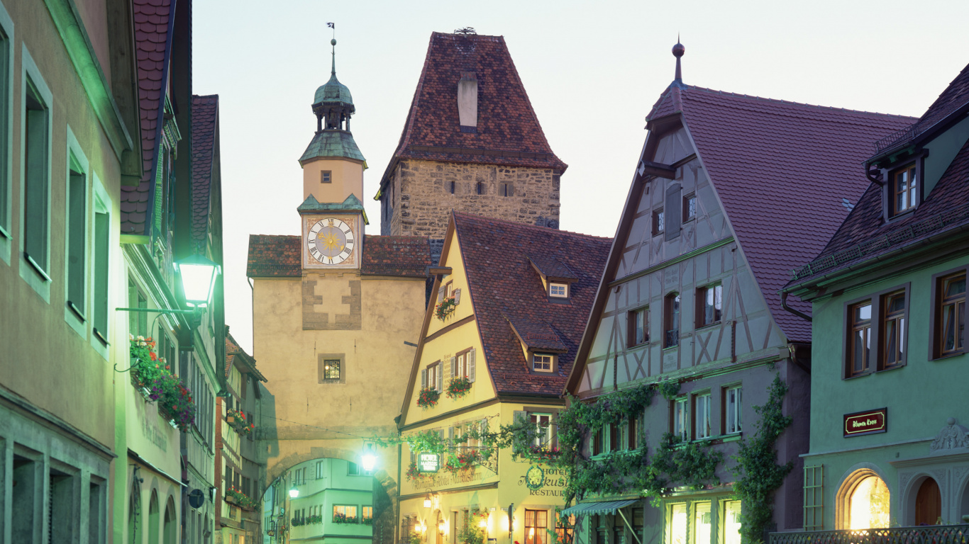 Braunes Und Schwarzes Betongebäude Tagsüber. Wallpaper in 1366x768 Resolution