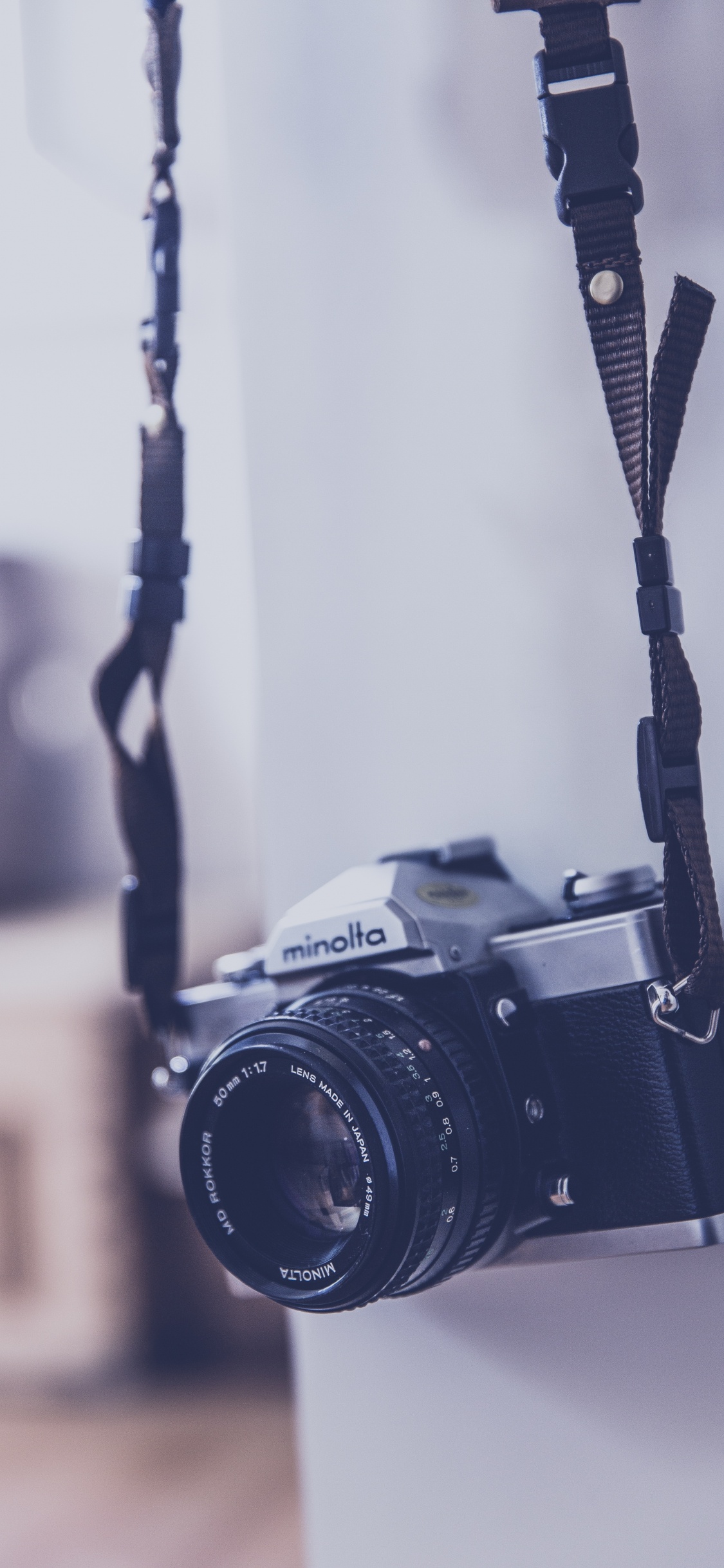 Schwarze Und Silberne Nikon Dslr Kamera. Wallpaper in 1125x2436 Resolution