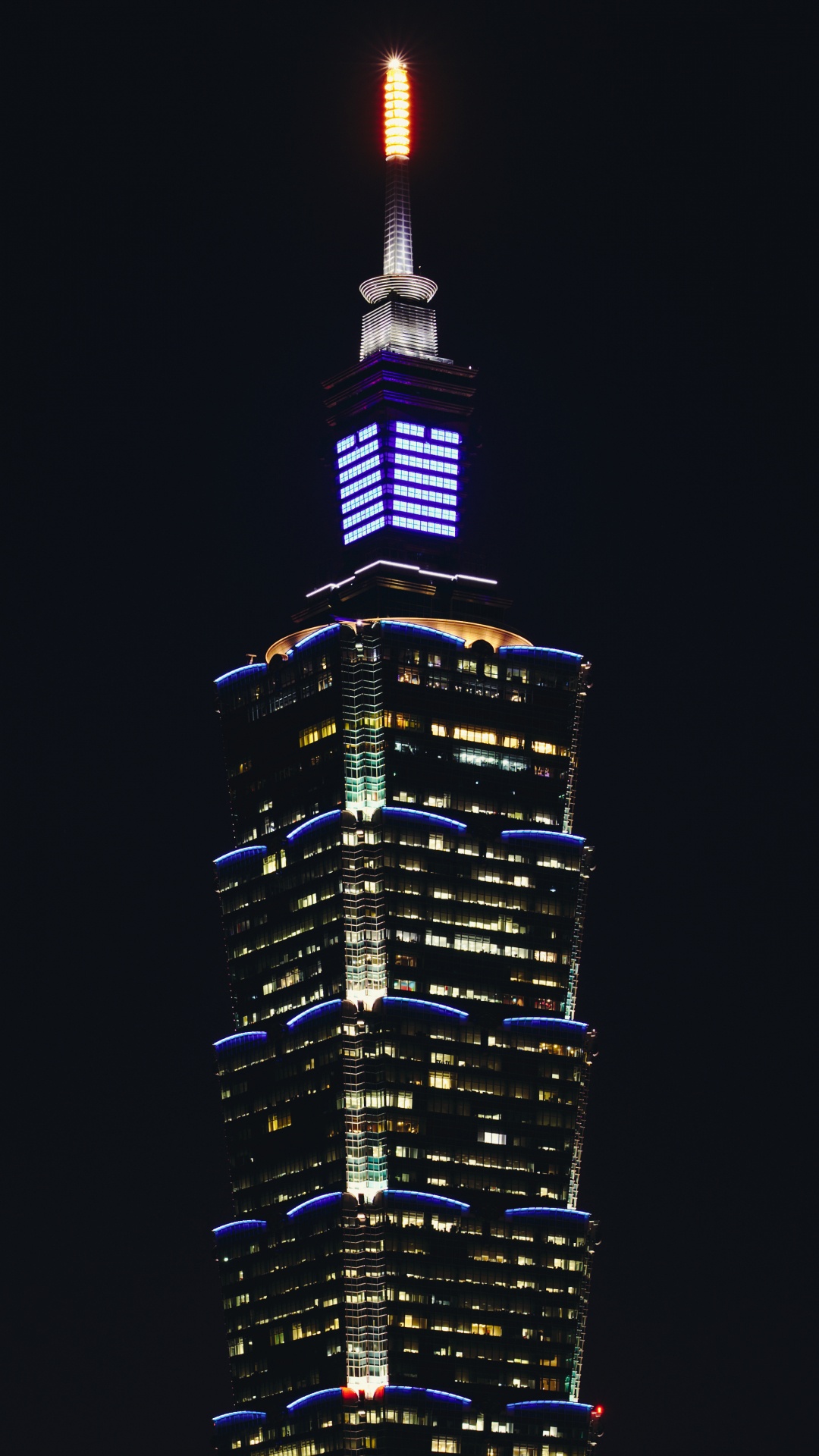 Schwarz-gelbes Hochhaus Während Der Nacht. Wallpaper in 1080x1920 Resolution