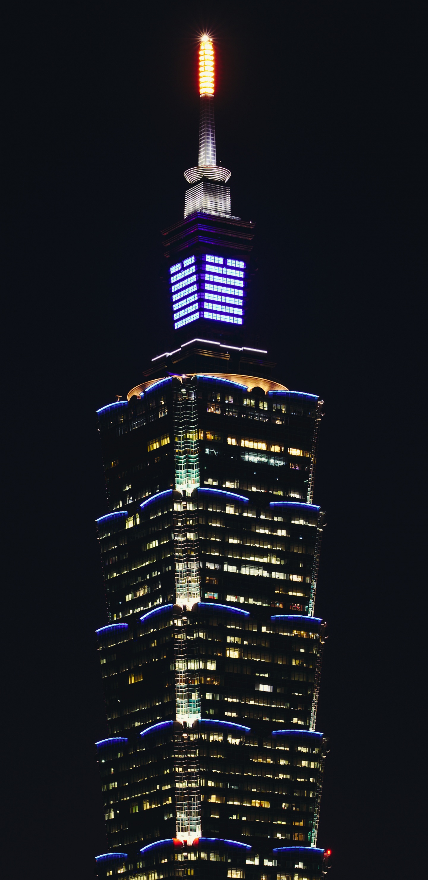 Schwarz-gelbes Hochhaus Während Der Nacht. Wallpaper in 1440x2960 Resolution