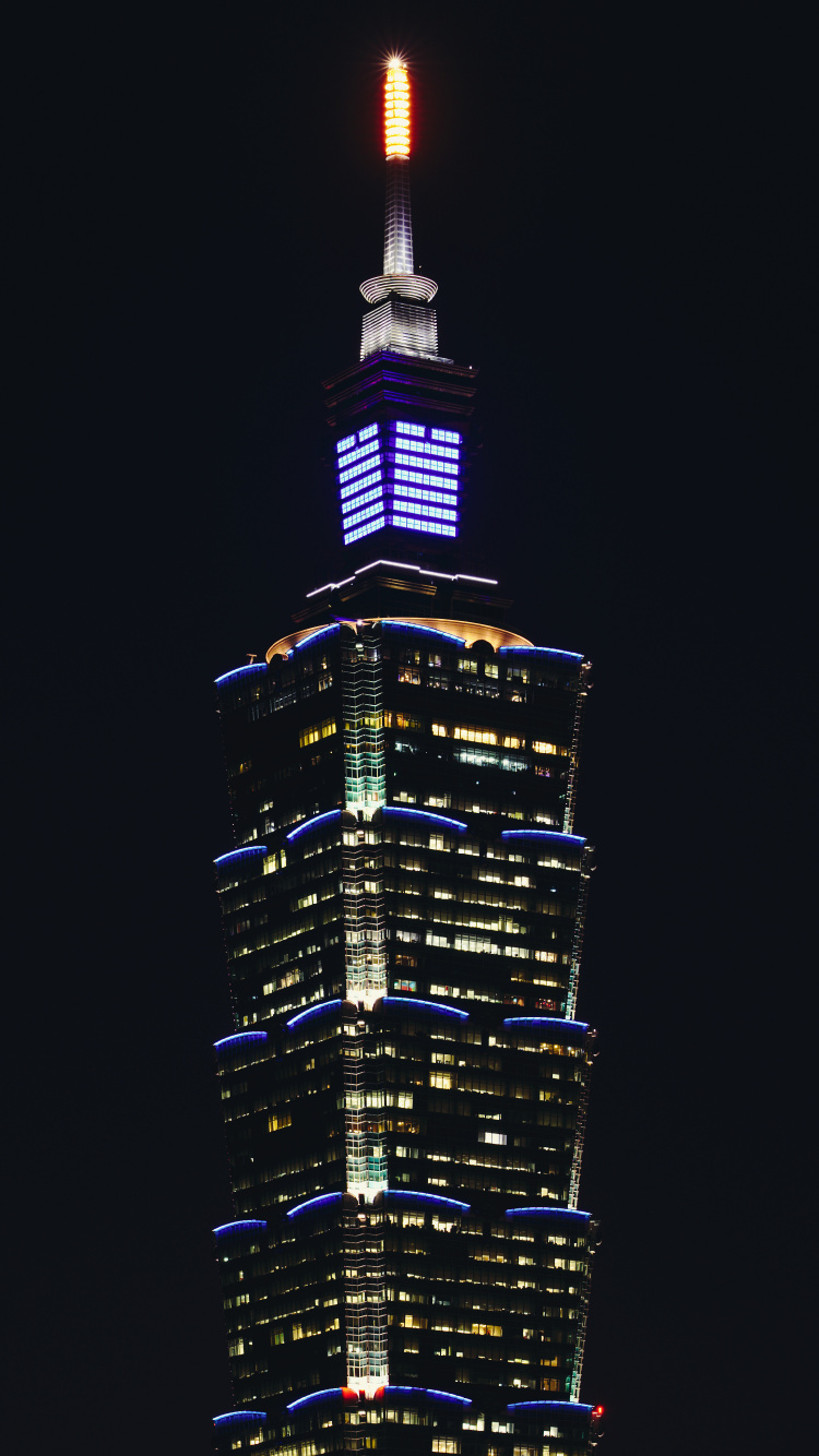 Schwarz-gelbes Hochhaus Während Der Nacht. Wallpaper in 750x1334 Resolution