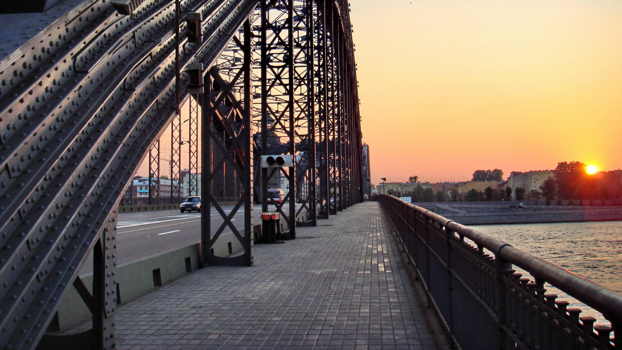 Leute, Die Tagsüber Auf Der Brücke Gehen. Wallpaper in 1280x720 Resolution