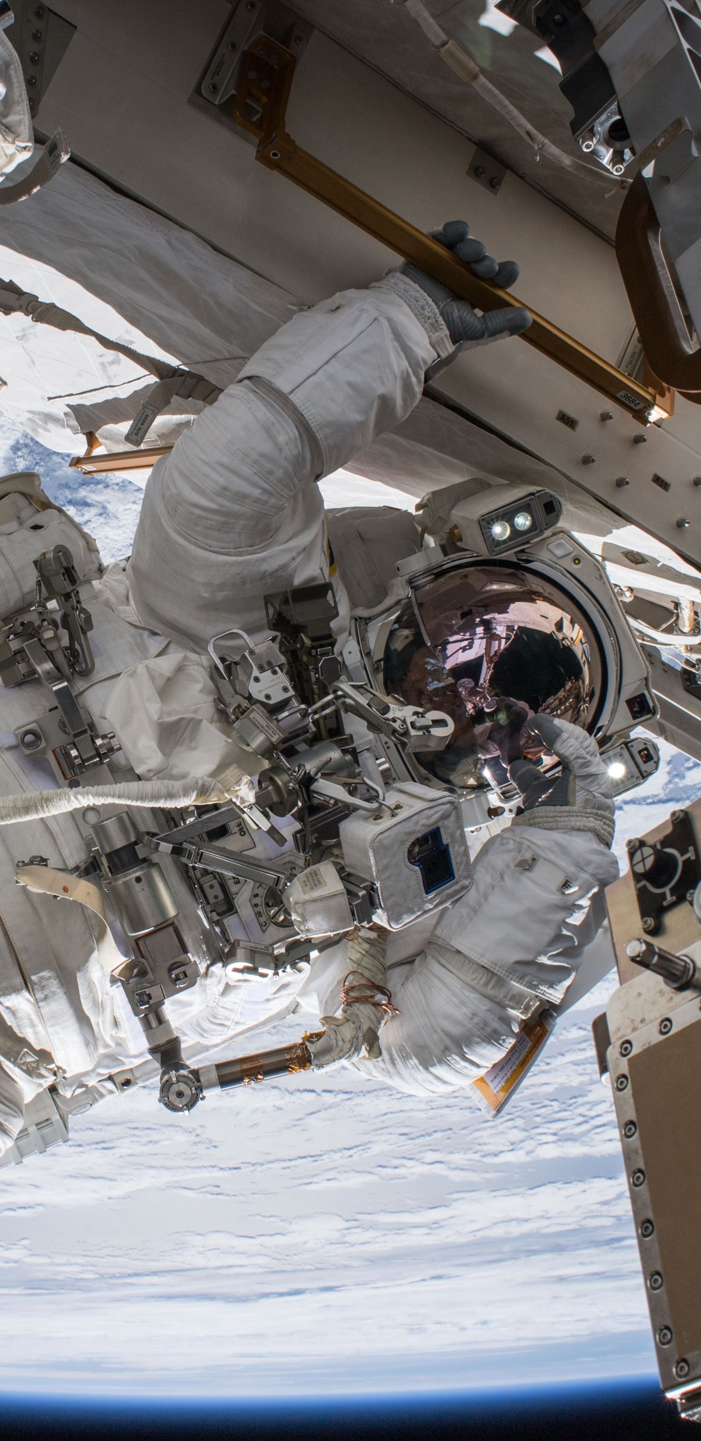 Robot Blanco y Rojo Sobre Nieve Blanca Durante el Día. Wallpaper in 1440x2960 Resolution