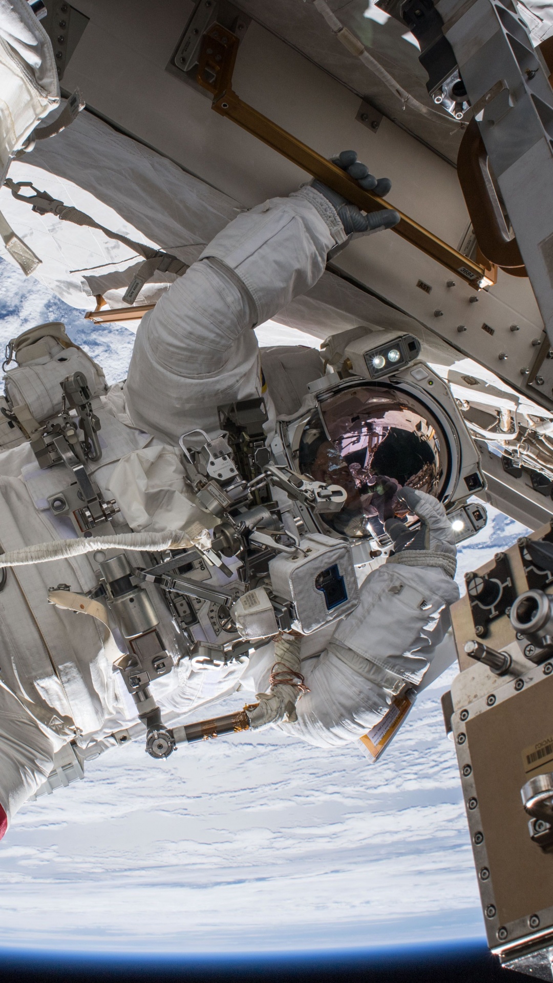 Robot Blanc et Rouge Sur la Neige Blanche Pendant la Journée. Wallpaper in 1080x1920 Resolution