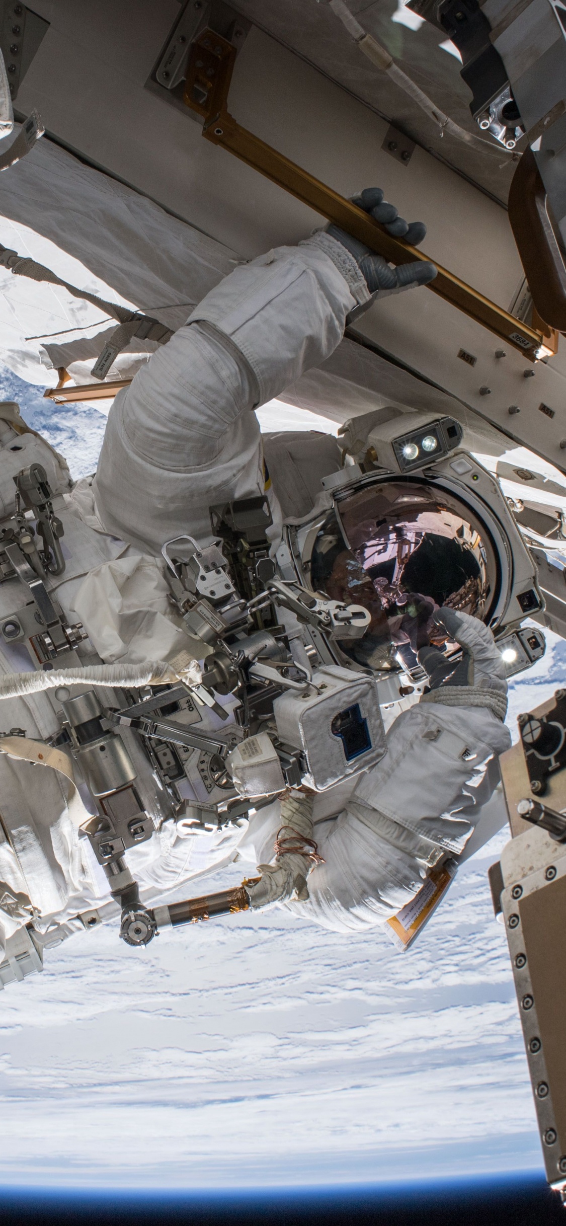 Robot Blanc et Rouge Sur la Neige Blanche Pendant la Journée. Wallpaper in 1125x2436 Resolution